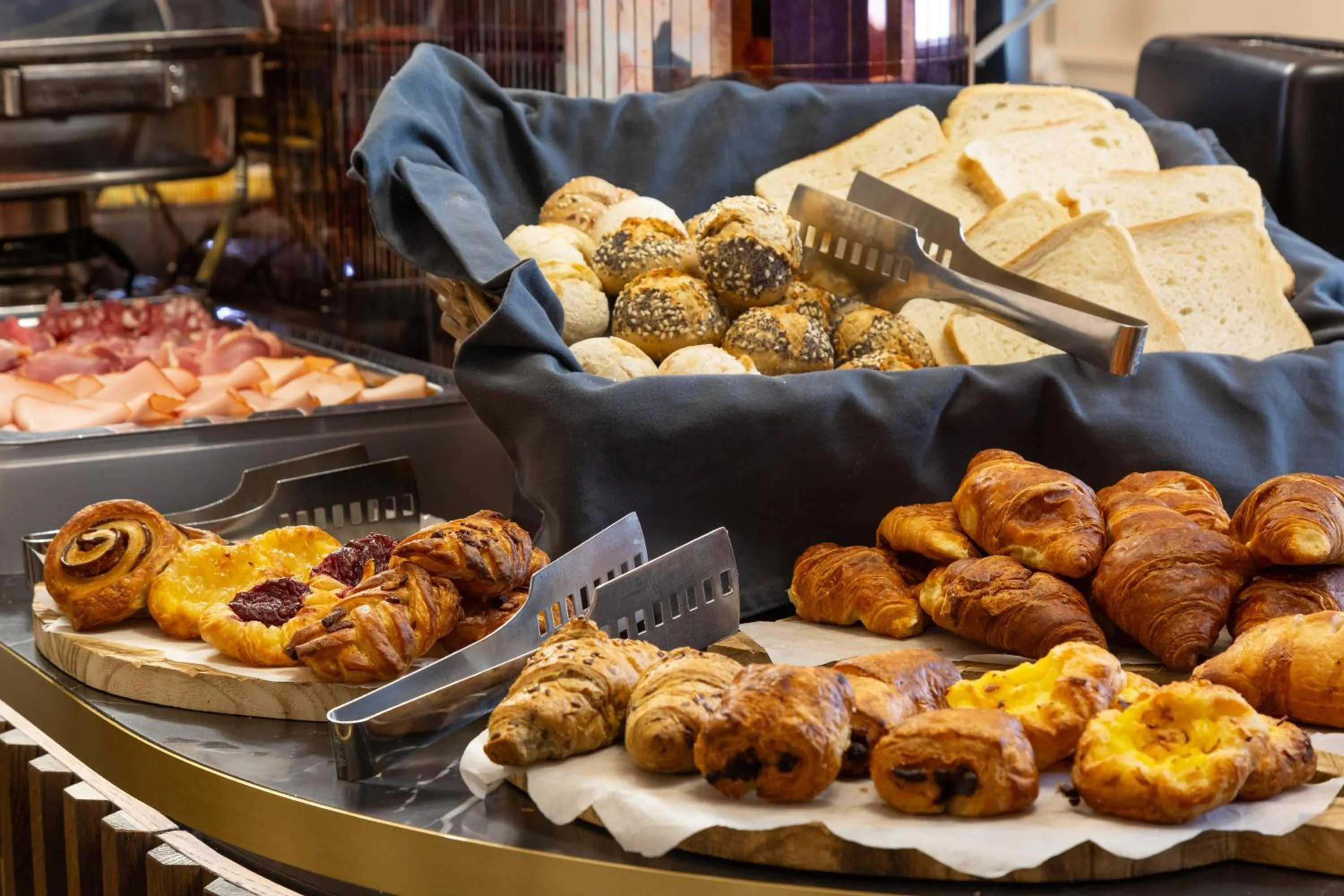 Buffet breakfast in Hotel Silla