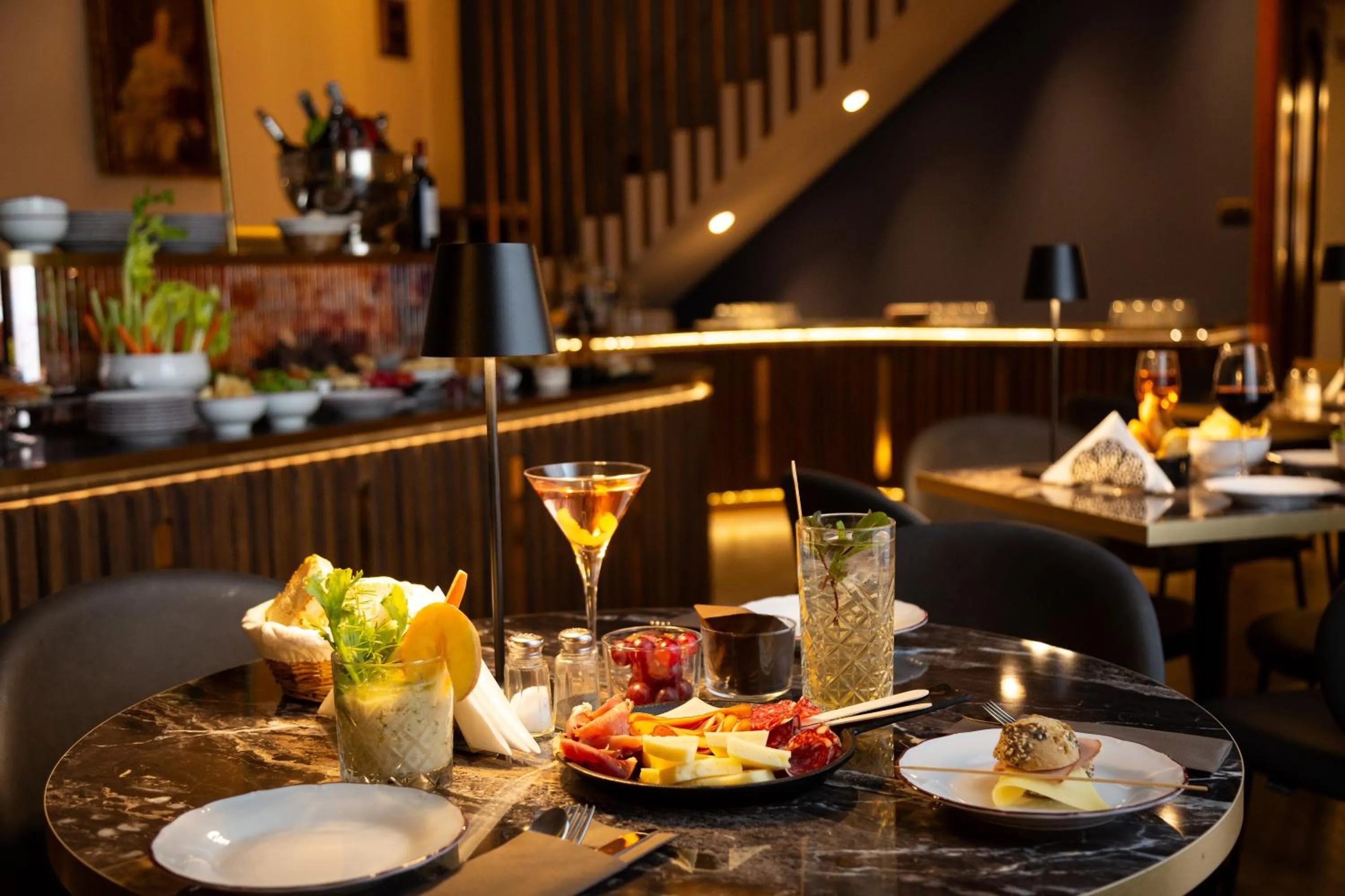 Restaurant/places to eat in Hotel Silla