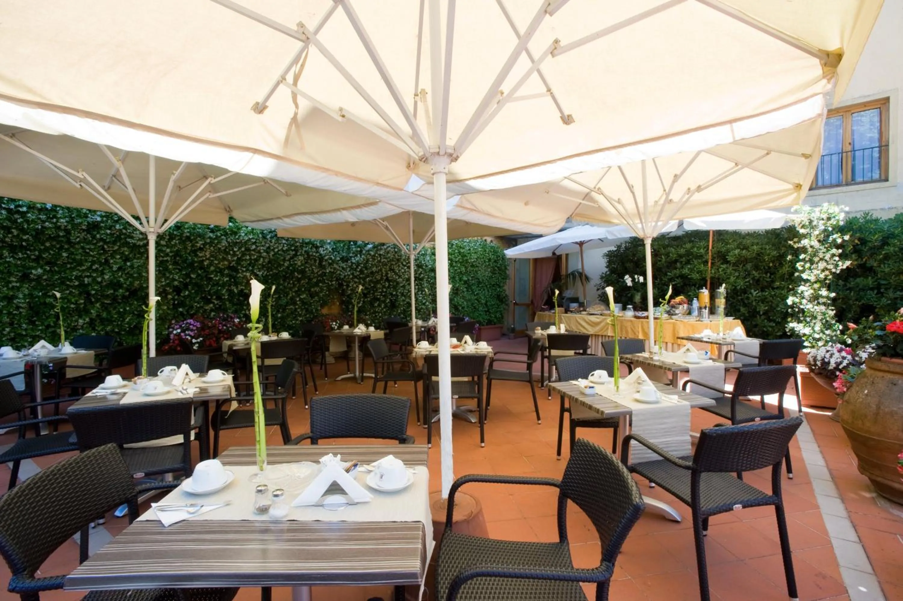 Restaurant/places to eat in Hotel Silla