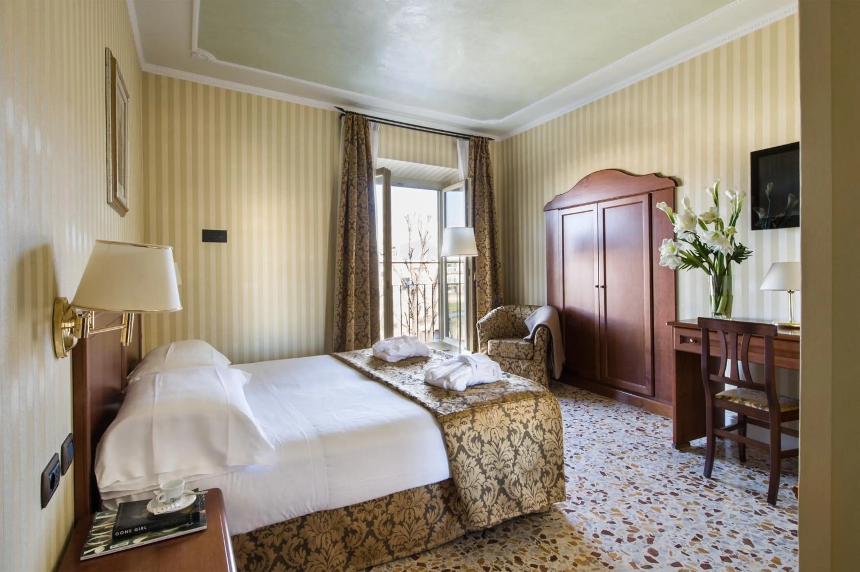 Photo of the whole room, Bed in Hotel Silla