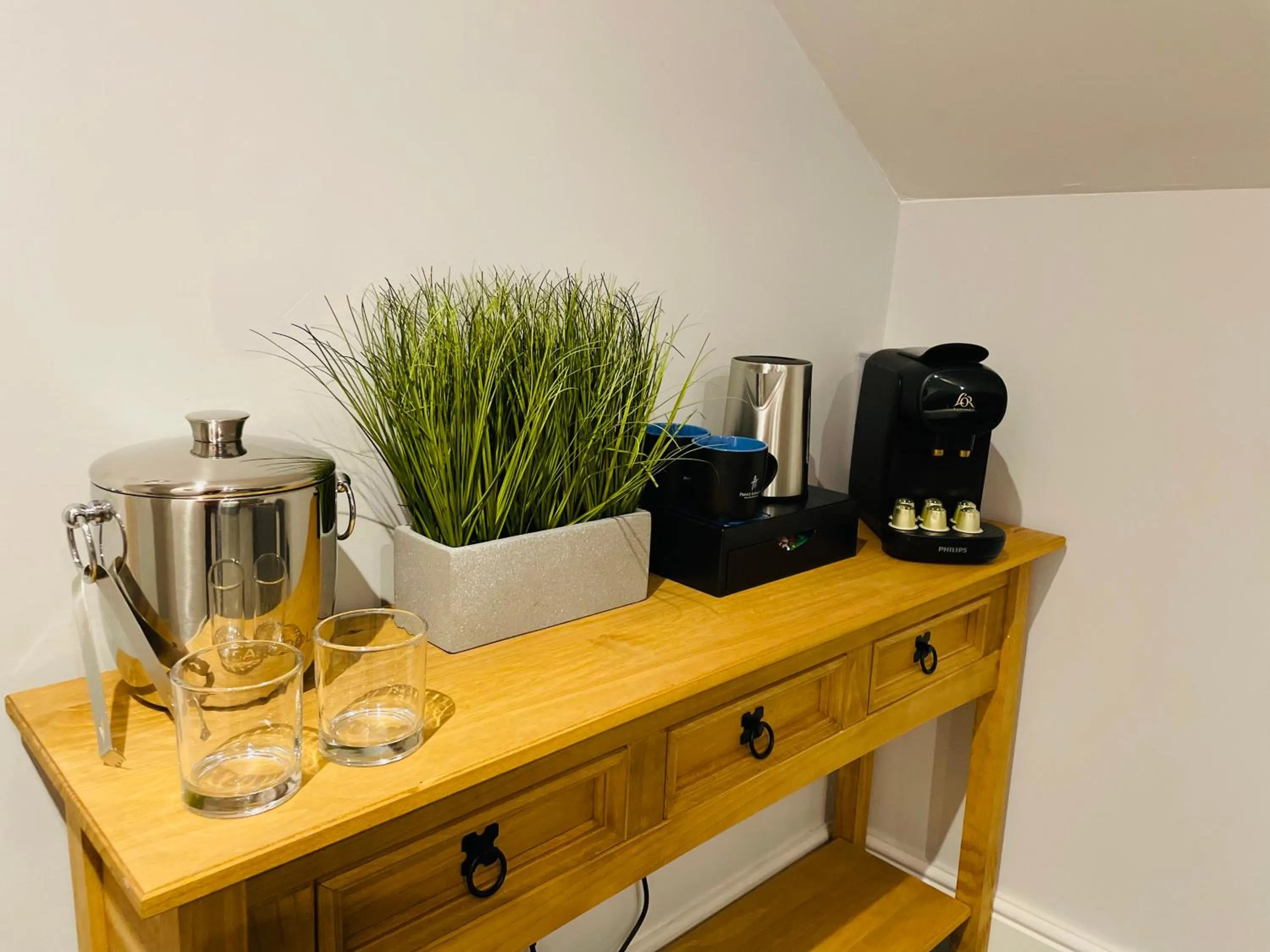 Coffee/tea facilities in Prince Llewelyn Hotel