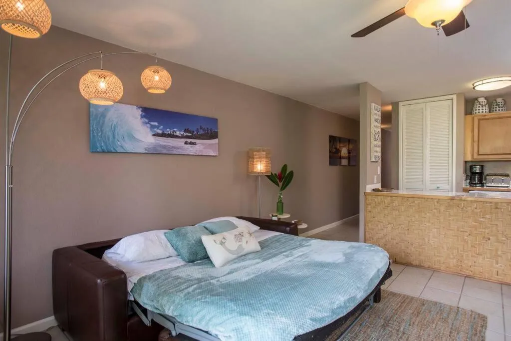 Bed in Beach Cozy North Shore Turtle Bay Condo