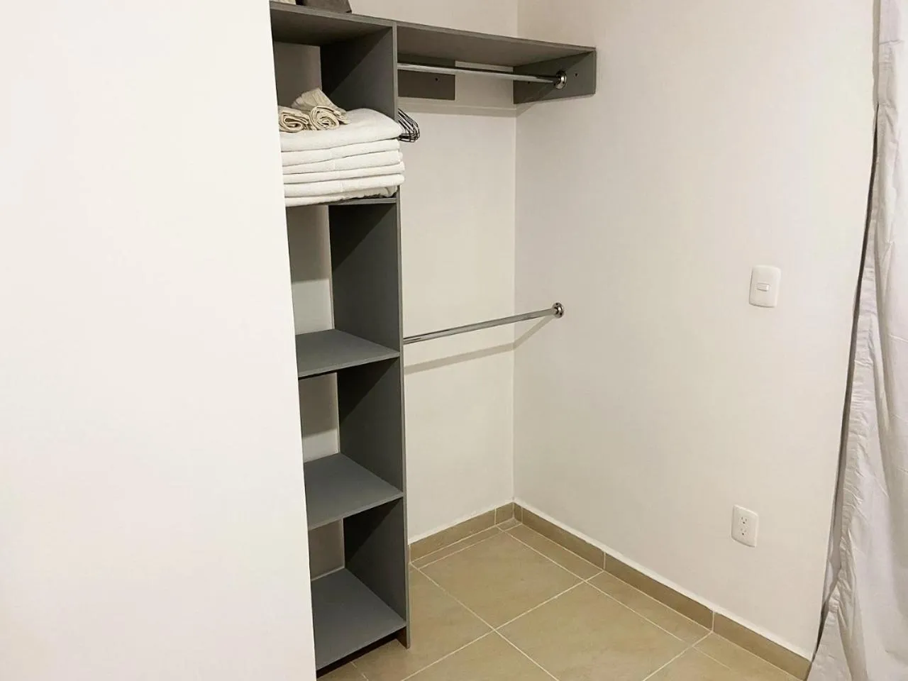 wardrobe in El Wayak - Con Piscina Parking y Parque