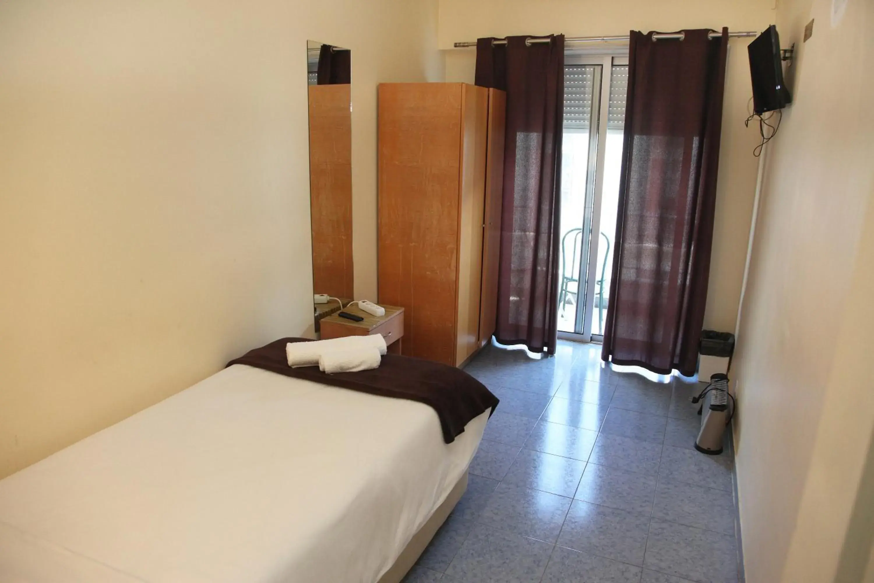 Standard Single Room with Shared Bathroom in Lisbon Suite Home Standard Single Room with Shared Bathroom in Lisbon Suite Home