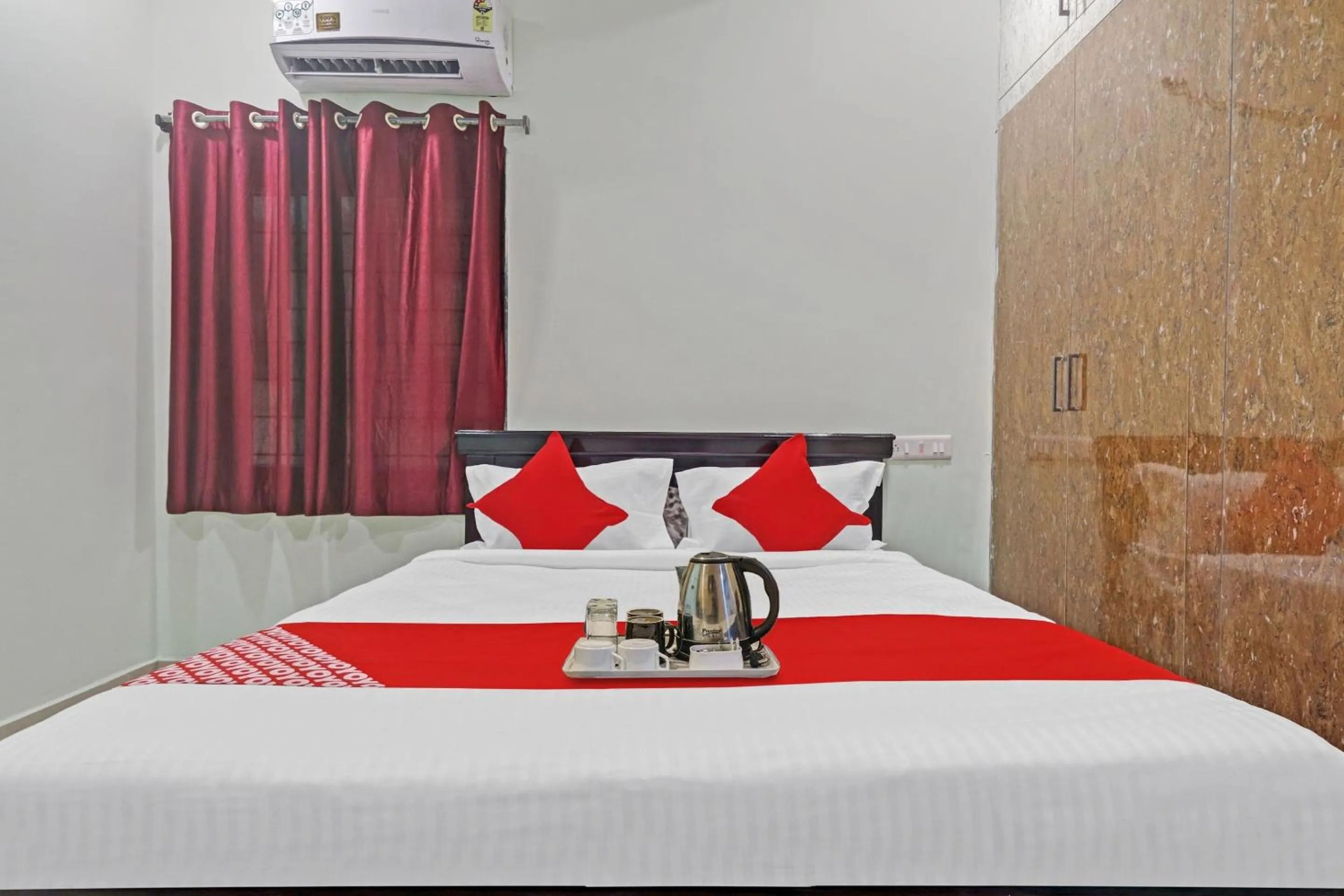 Facade/entrance, Bed in Hotel O Hanuma Residency