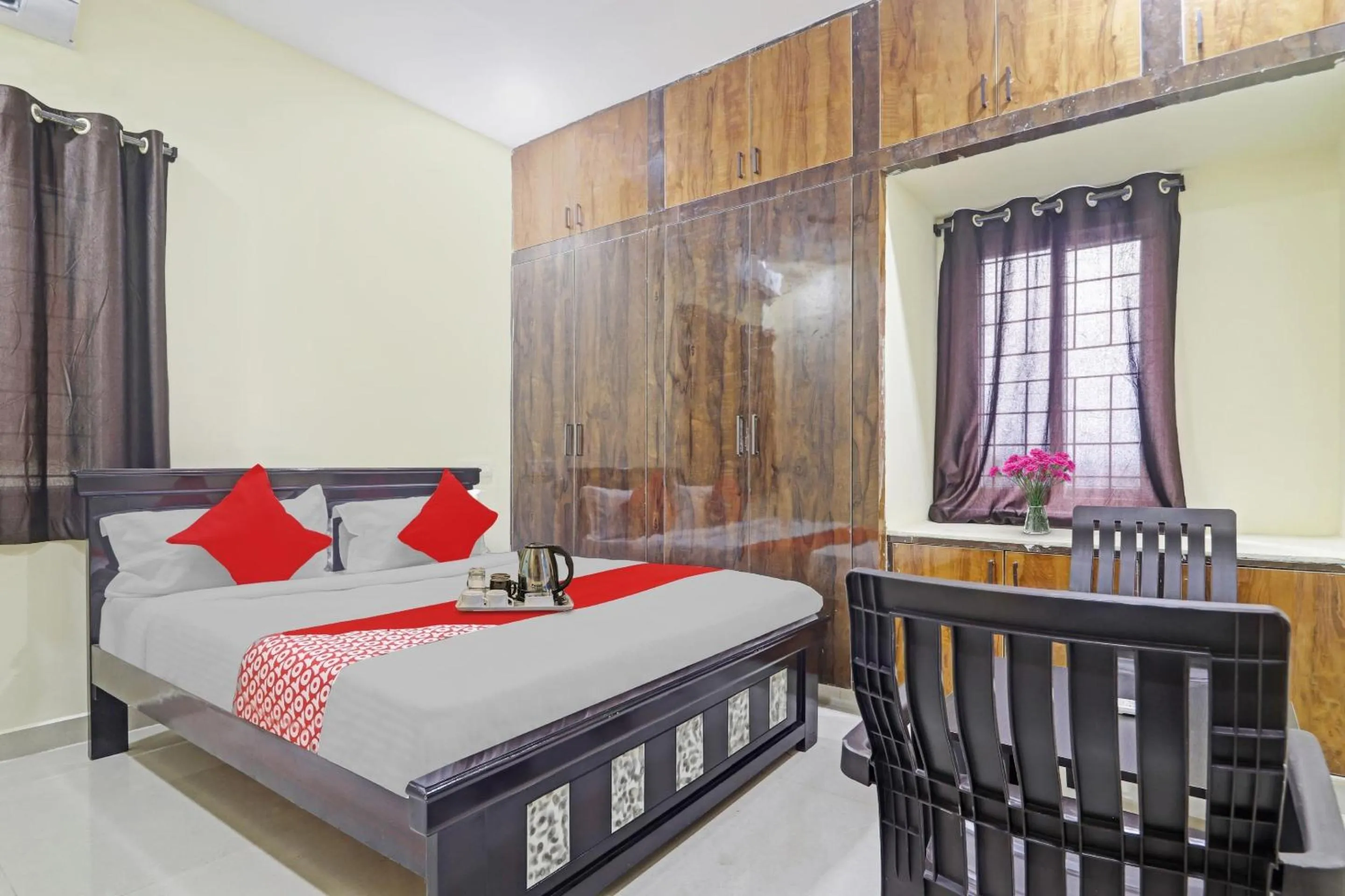 Facade/entrance, Bed in Hotel O Hanuma Residency