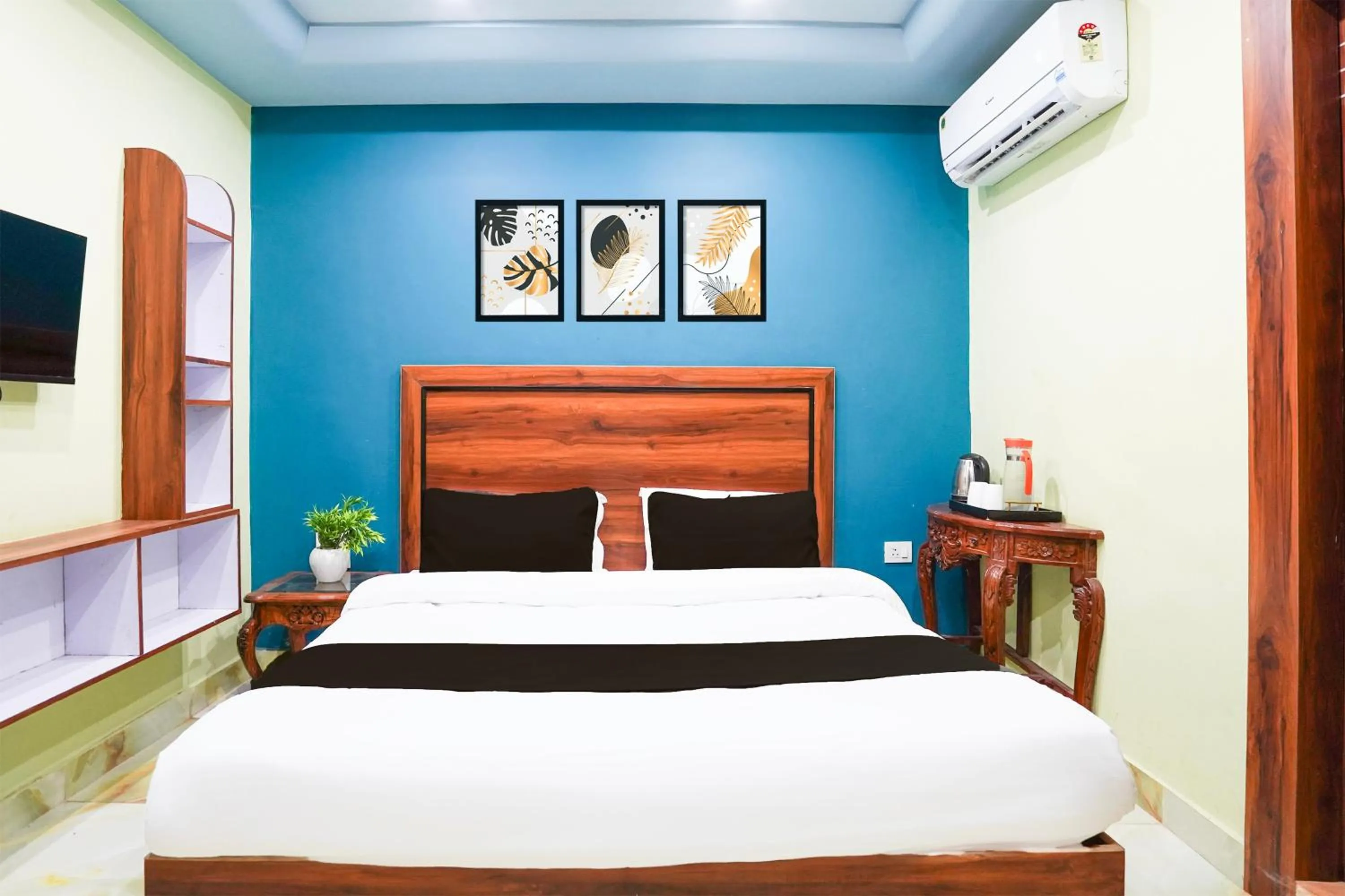 Bedroom, Bed in Hotel O Balaknath Temple Road Tapovan