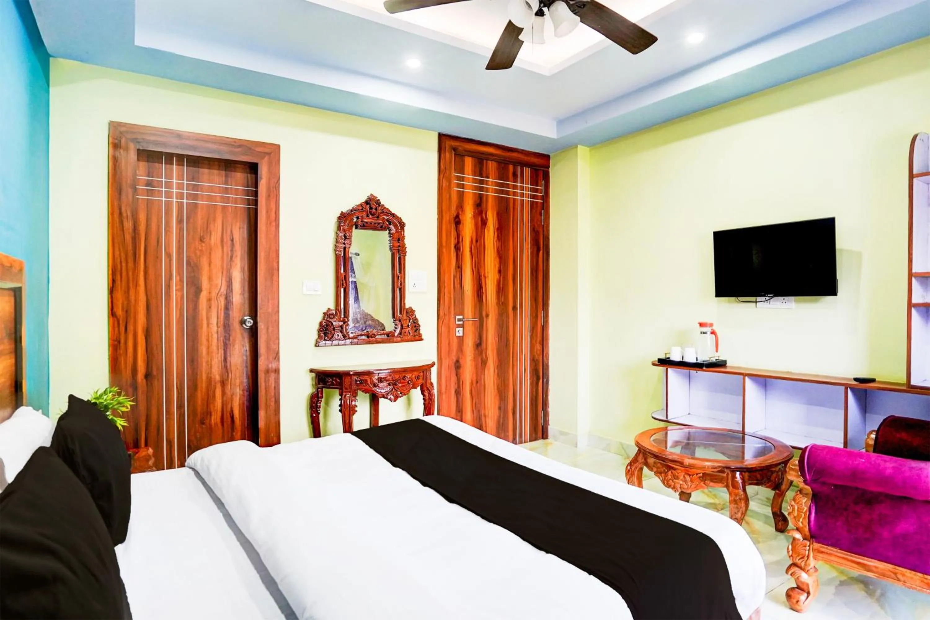 Bedroom, Bed in Hotel O Balaknath Temple Road Tapovan