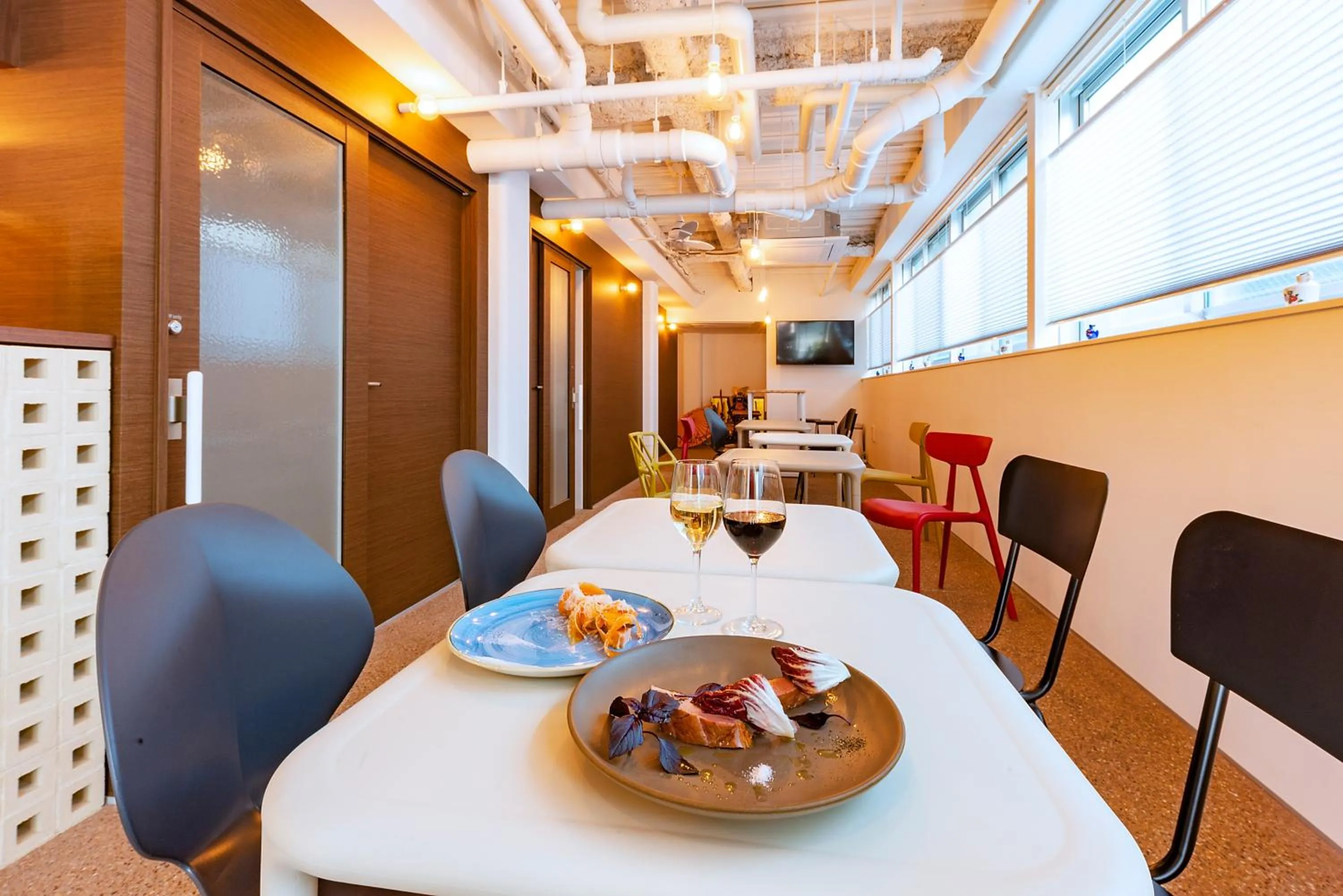 Food and drinks in plat hostel keikyu kamakura wave