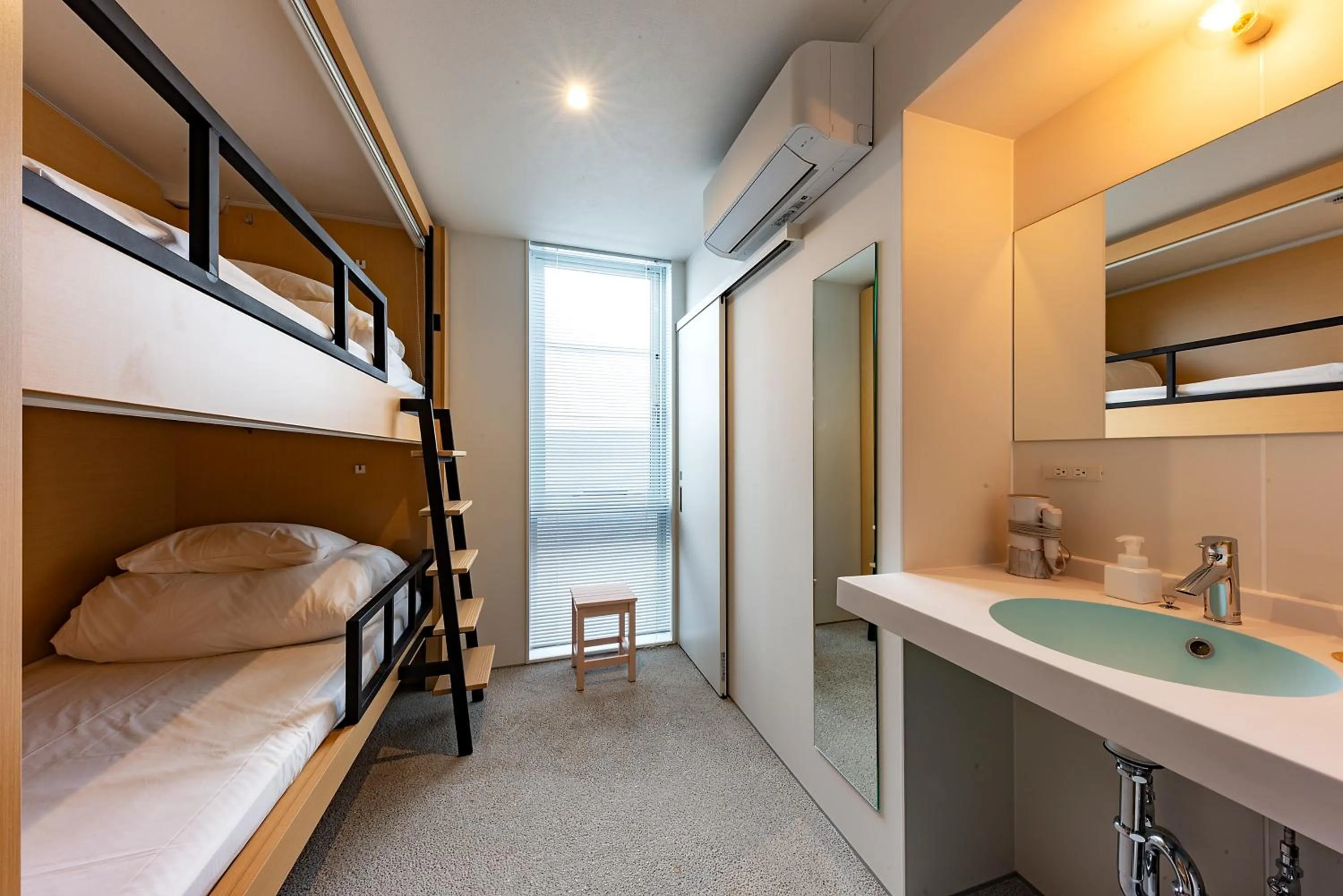 Photo of the whole room, Bed in plat hostel keikyu kamakura wave