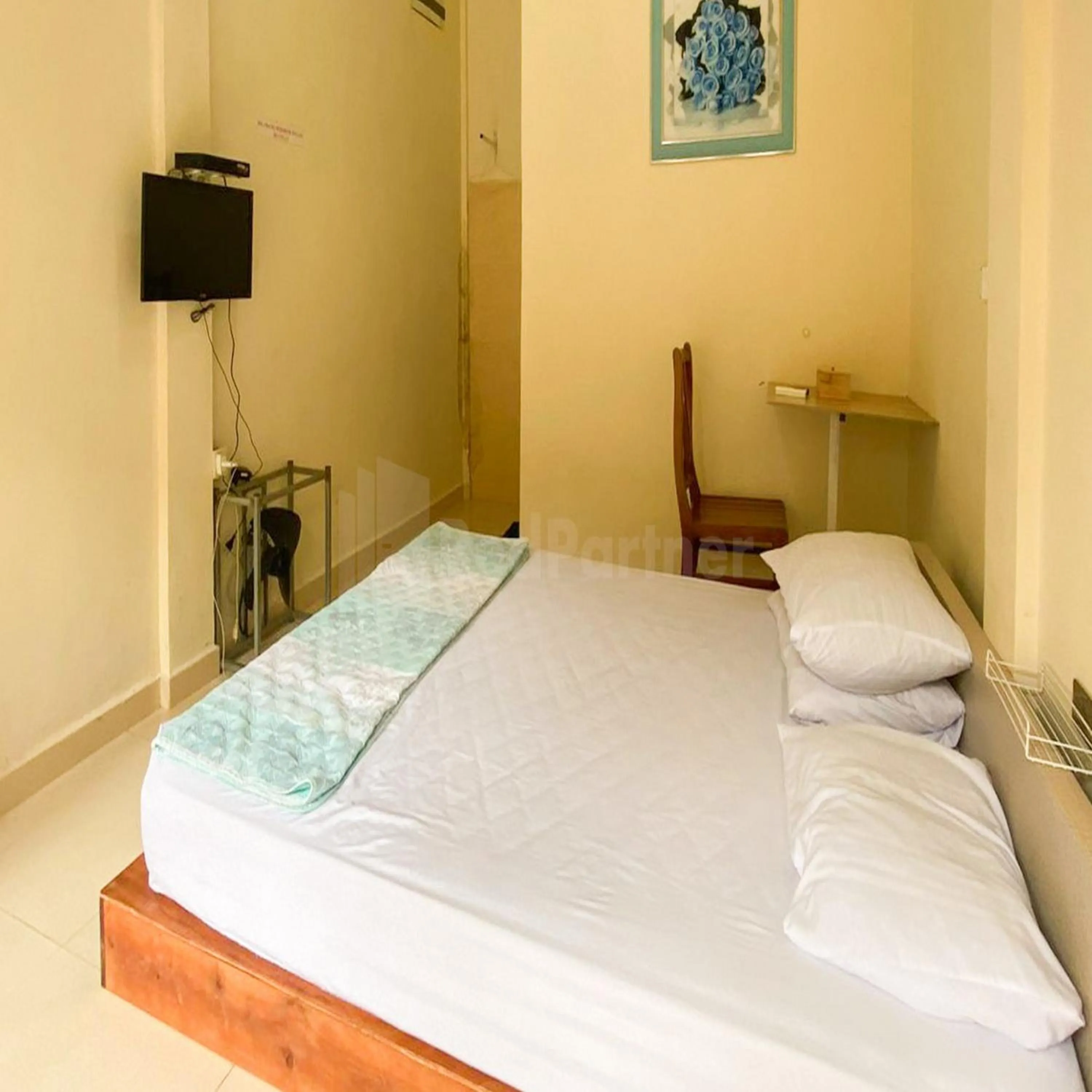 Bedroom, Bed in Wisma Pinggir Mitra RedDoorz