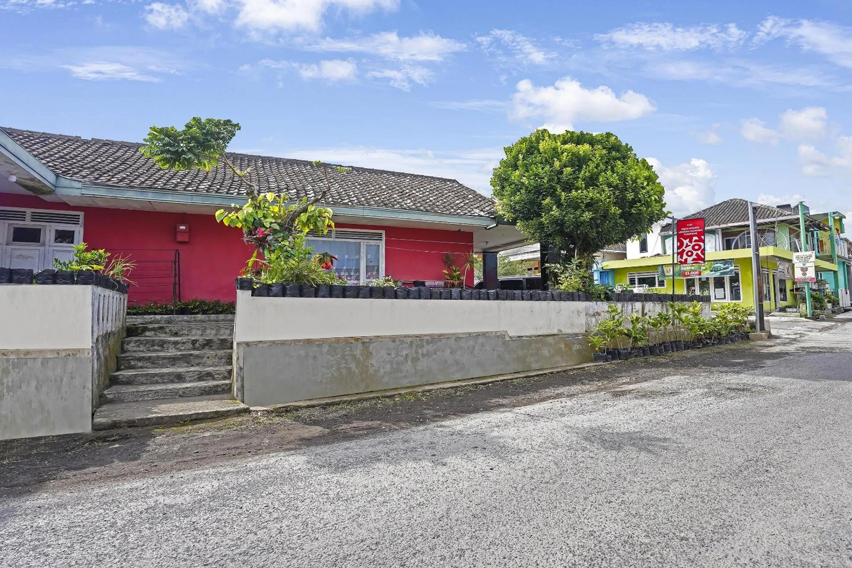 Facade/entrance in Hotel O Syariah Desa Wisata Lembah Gunung Tumpeng