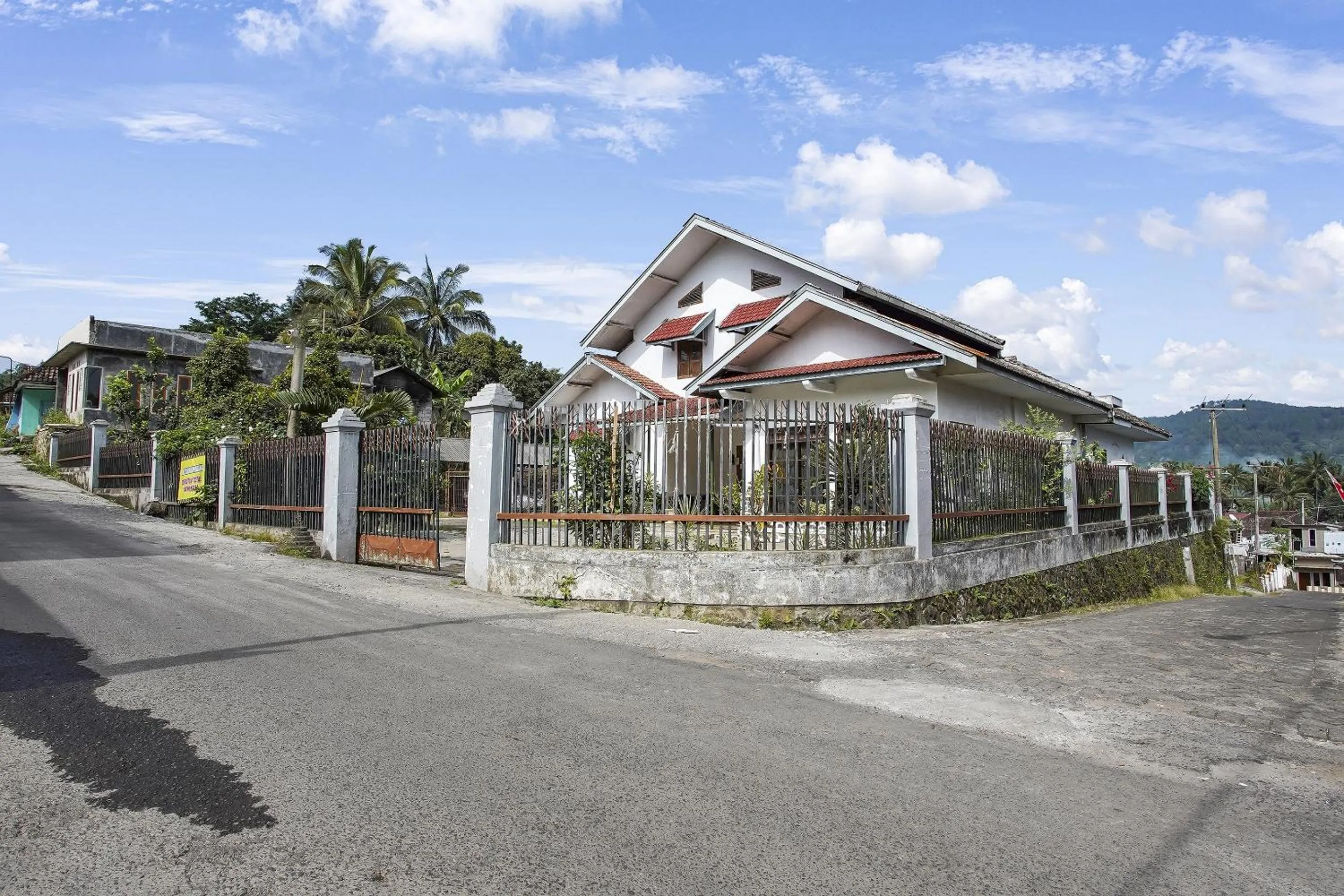 Facade/entrance in Hotel O Syariah Desa Wisata Lembah Gunung Tumpeng
