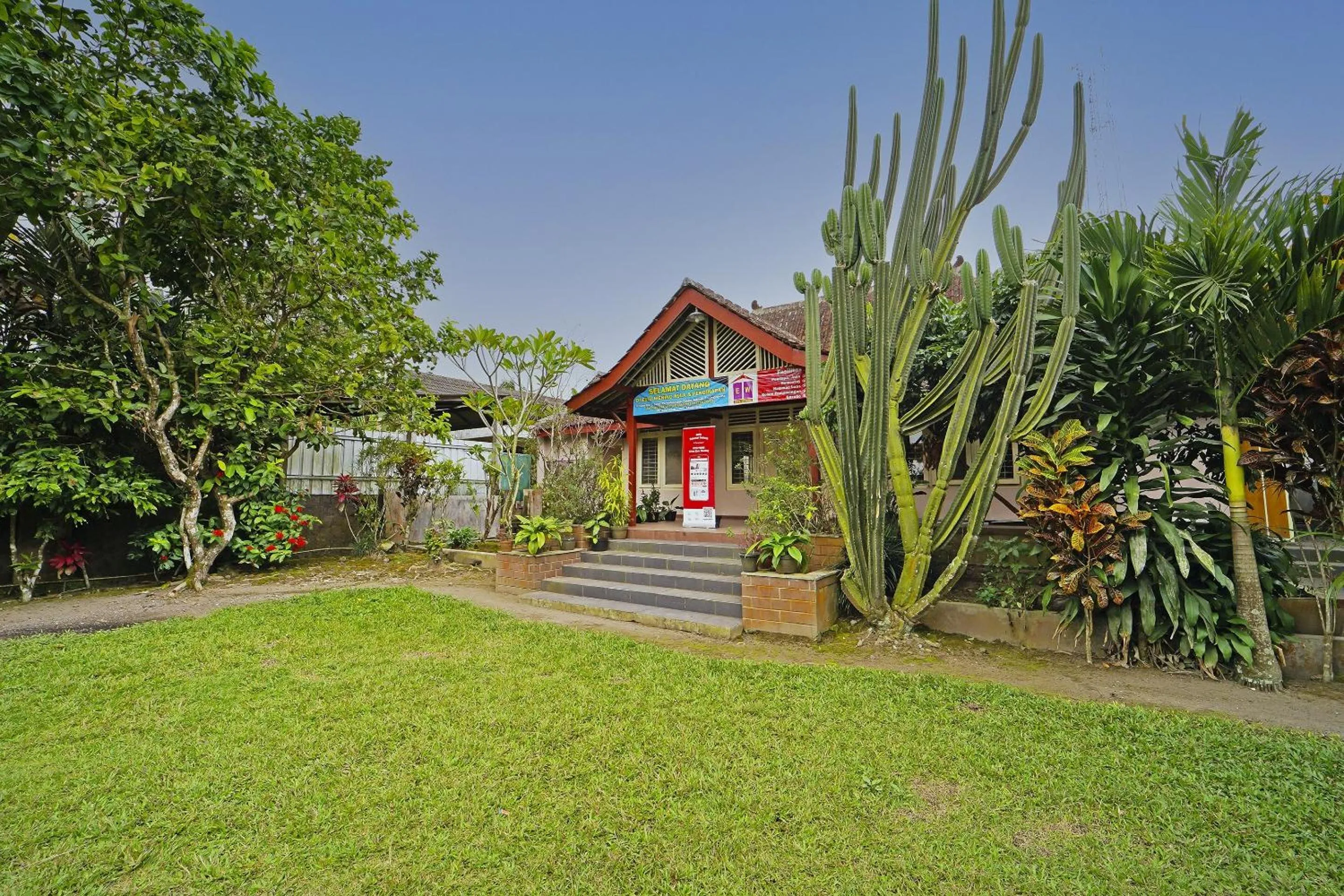 Facade/entrance in Hotel O Griya Estu Wening
