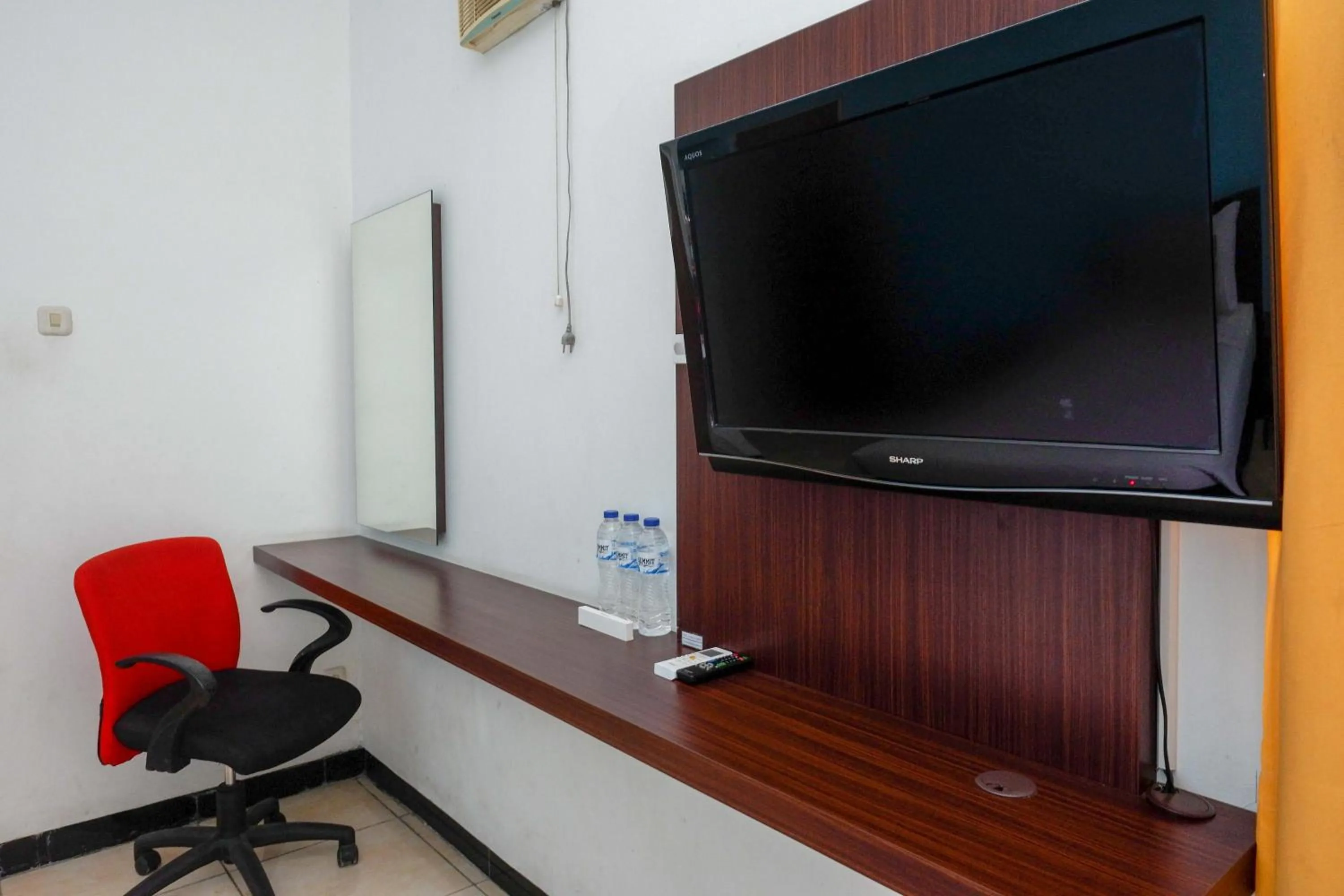 TV and multimedia in RedDoorz at Hotel Artama Pandanaran Semarang