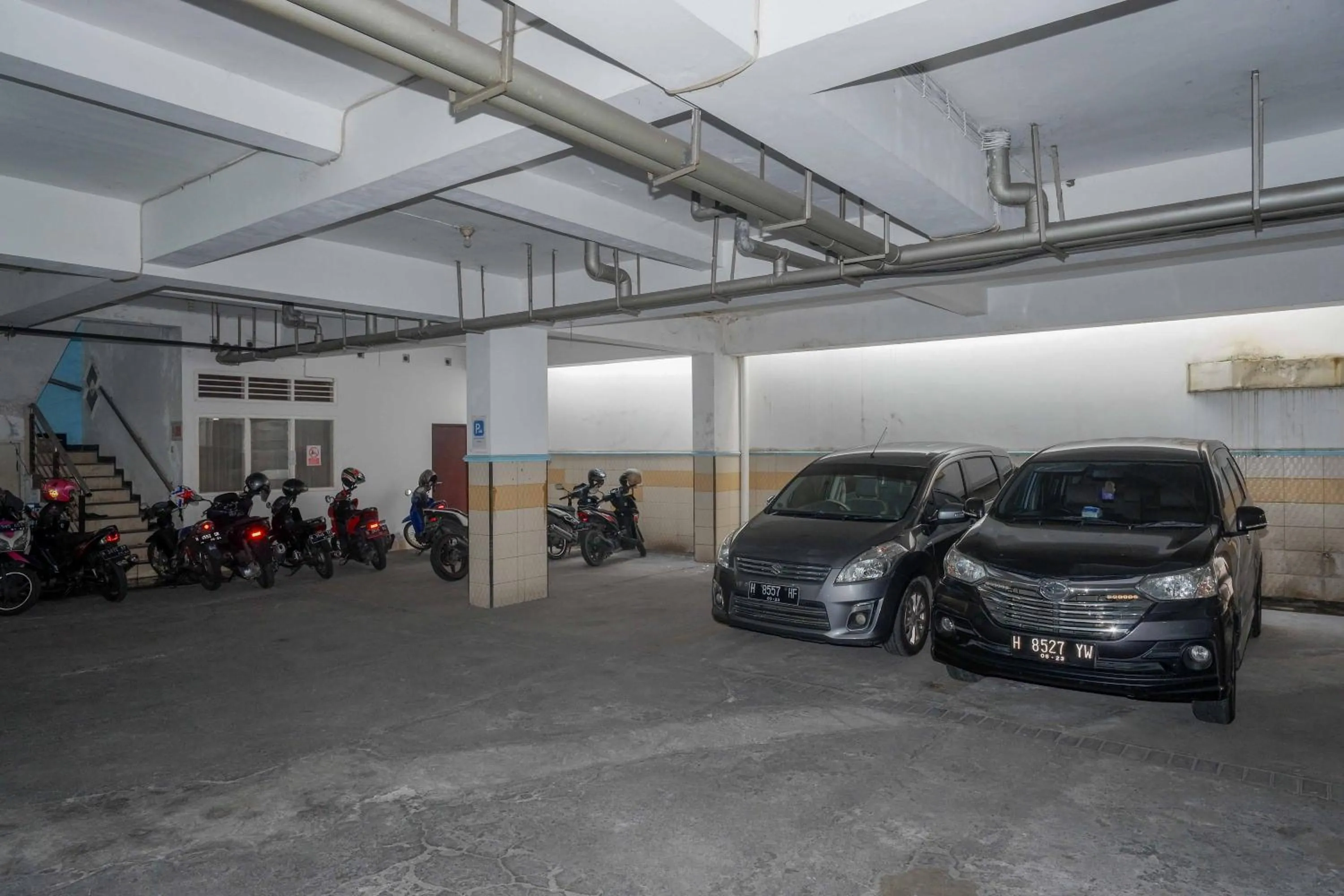 Parking in RedDoorz at Hotel Artama Pandanaran Semarang