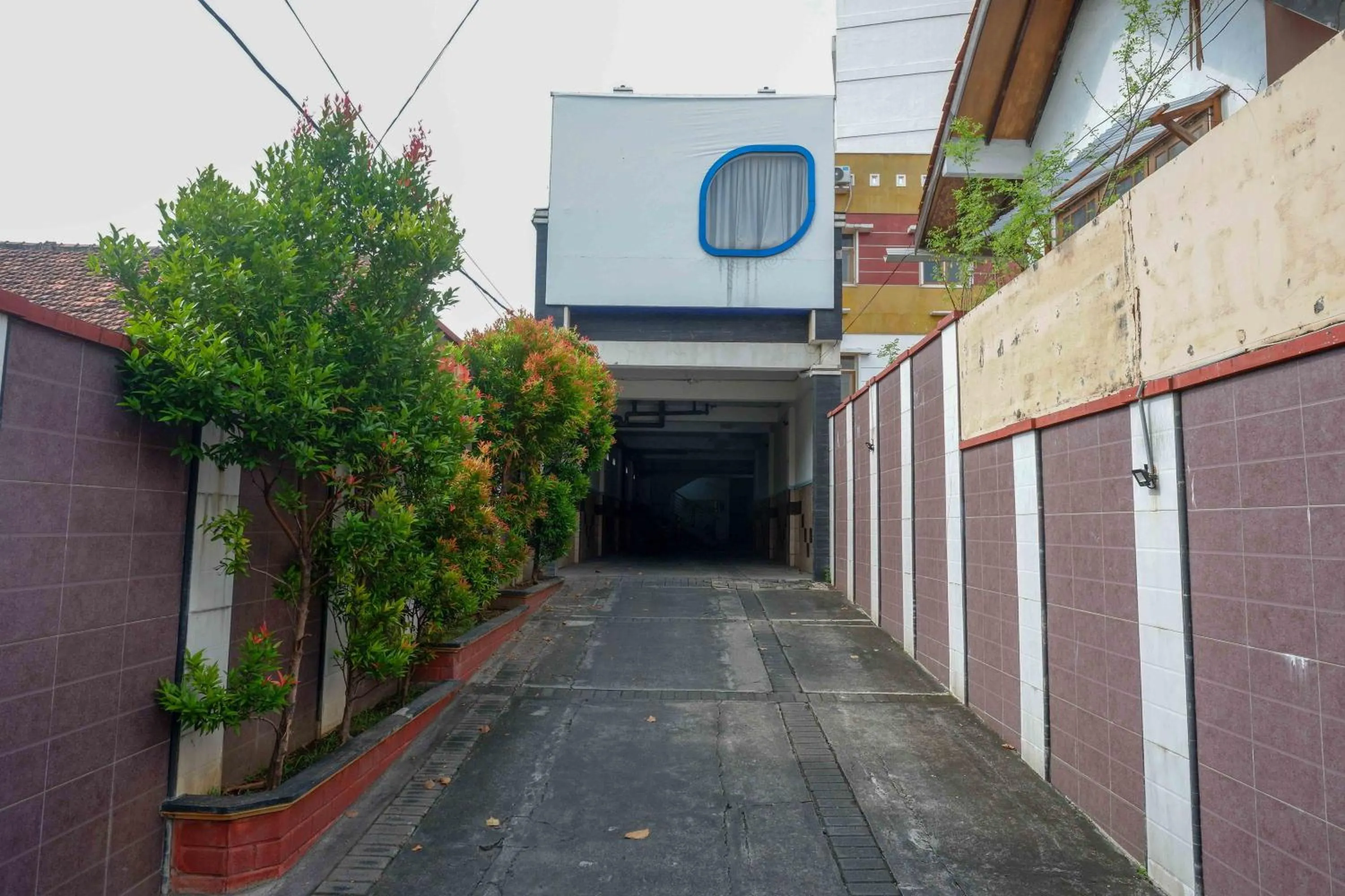 Facade/entrance in RedDoorz at Hotel Artama Pandanaran Semarang