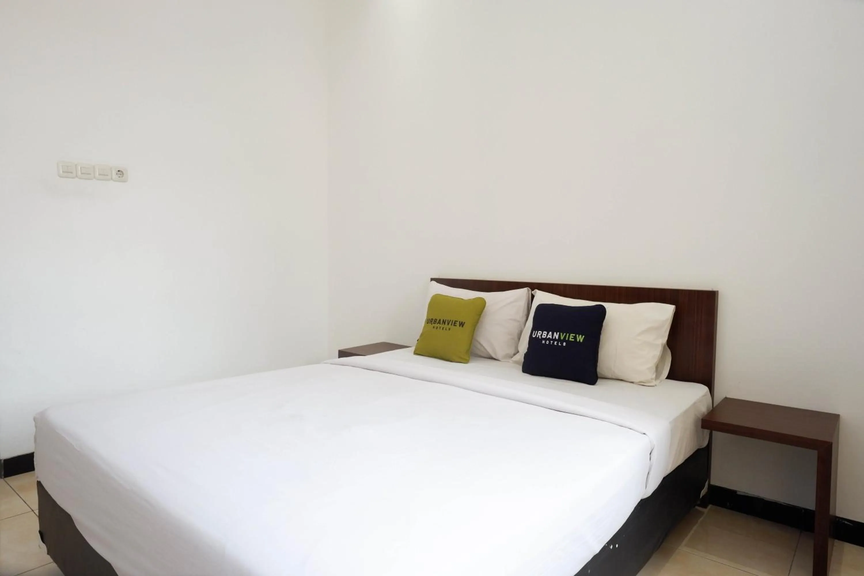 Bedroom, Bed in RedDoorz at Hotel Artama Pandanaran Semarang