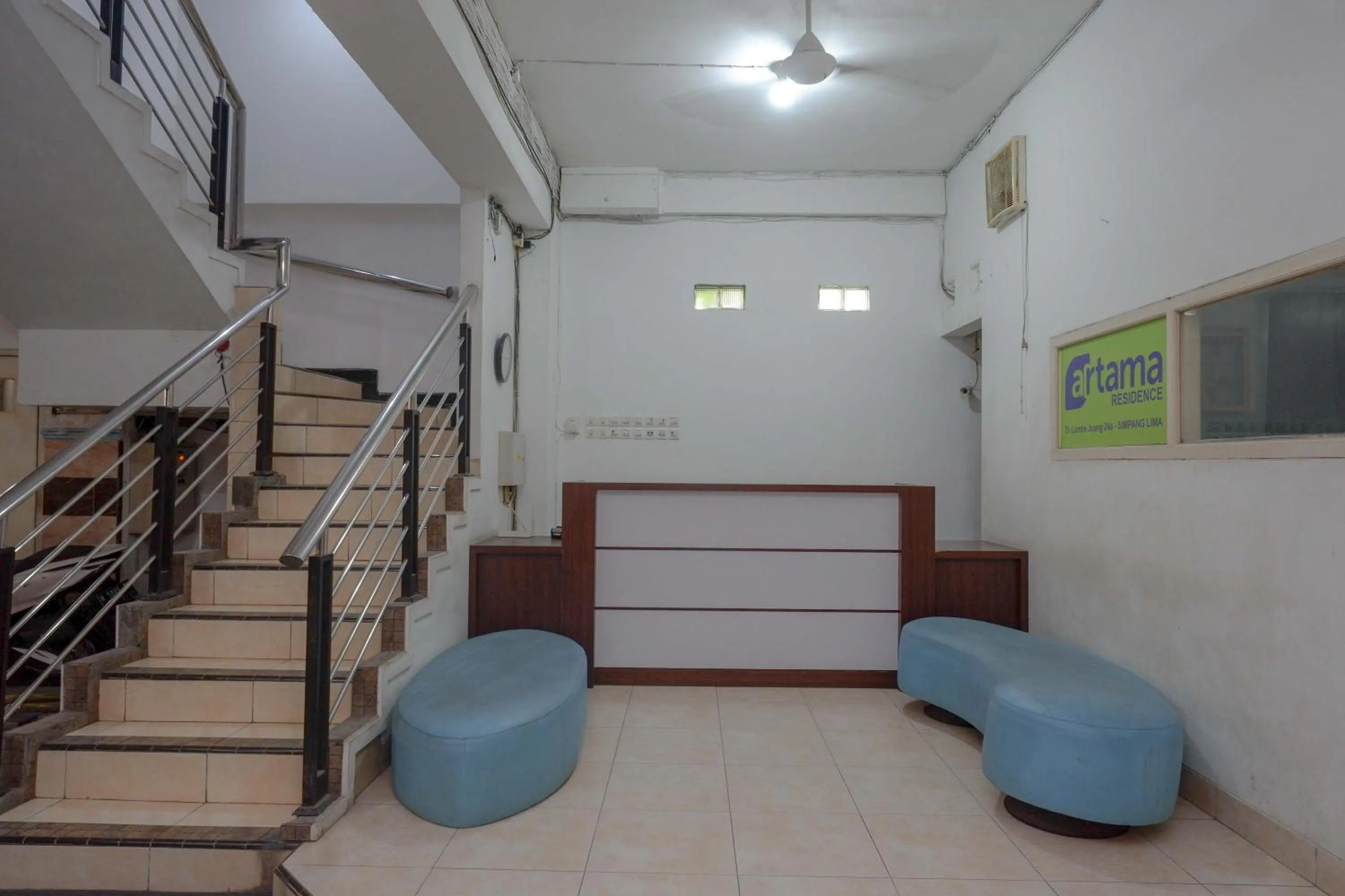 Lobby or reception in RedDoorz at Hotel Artama Pandanaran Semarang