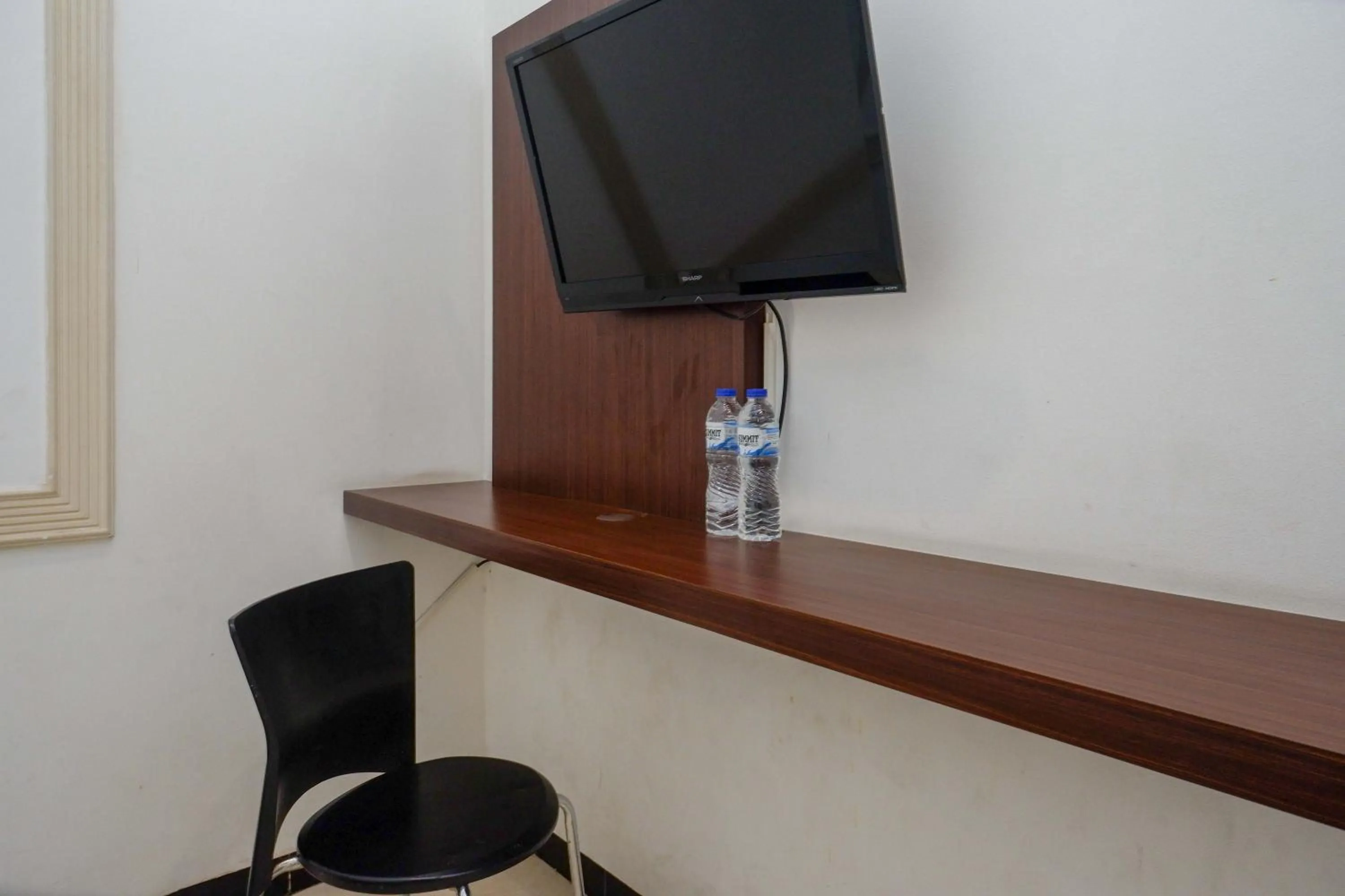 TV and multimedia in RedDoorz at Hotel Artama Pandanaran Semarang