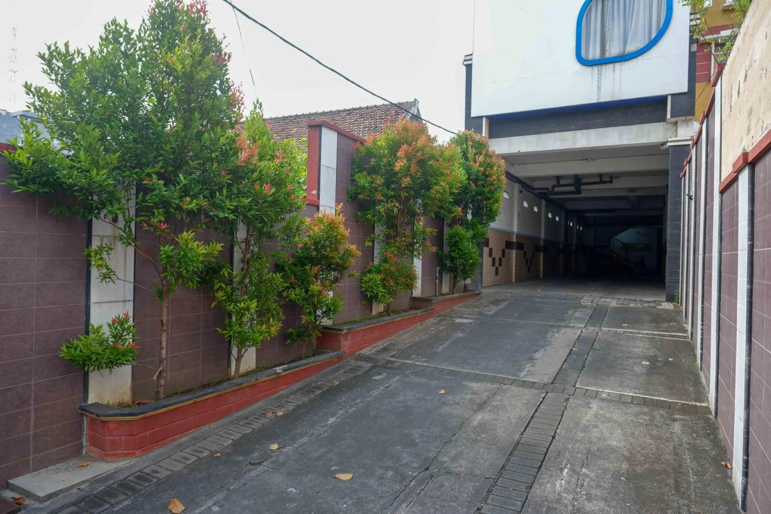 Facade/entrance in RedDoorz at Hotel Artama Pandanaran Semarang