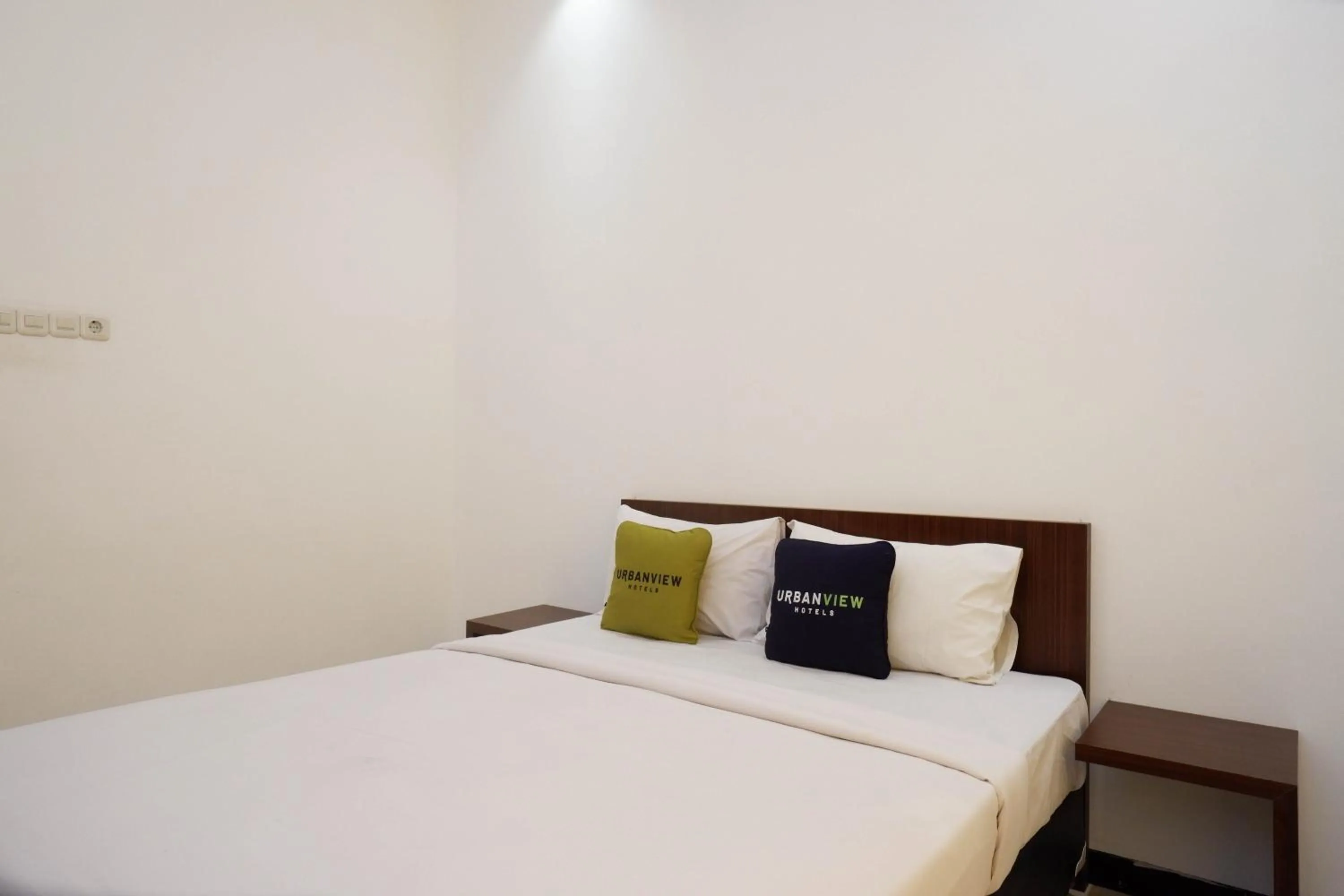 Bedroom, Bed in RedDoorz at Hotel Artama Pandanaran Semarang