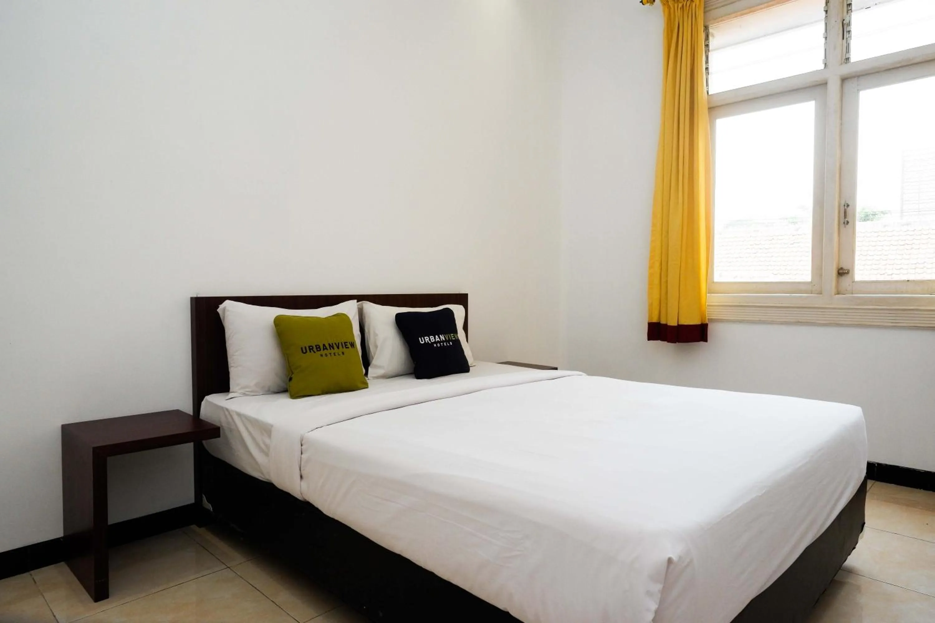 Bedroom, Bed in RedDoorz at Hotel Artama Pandanaran Semarang