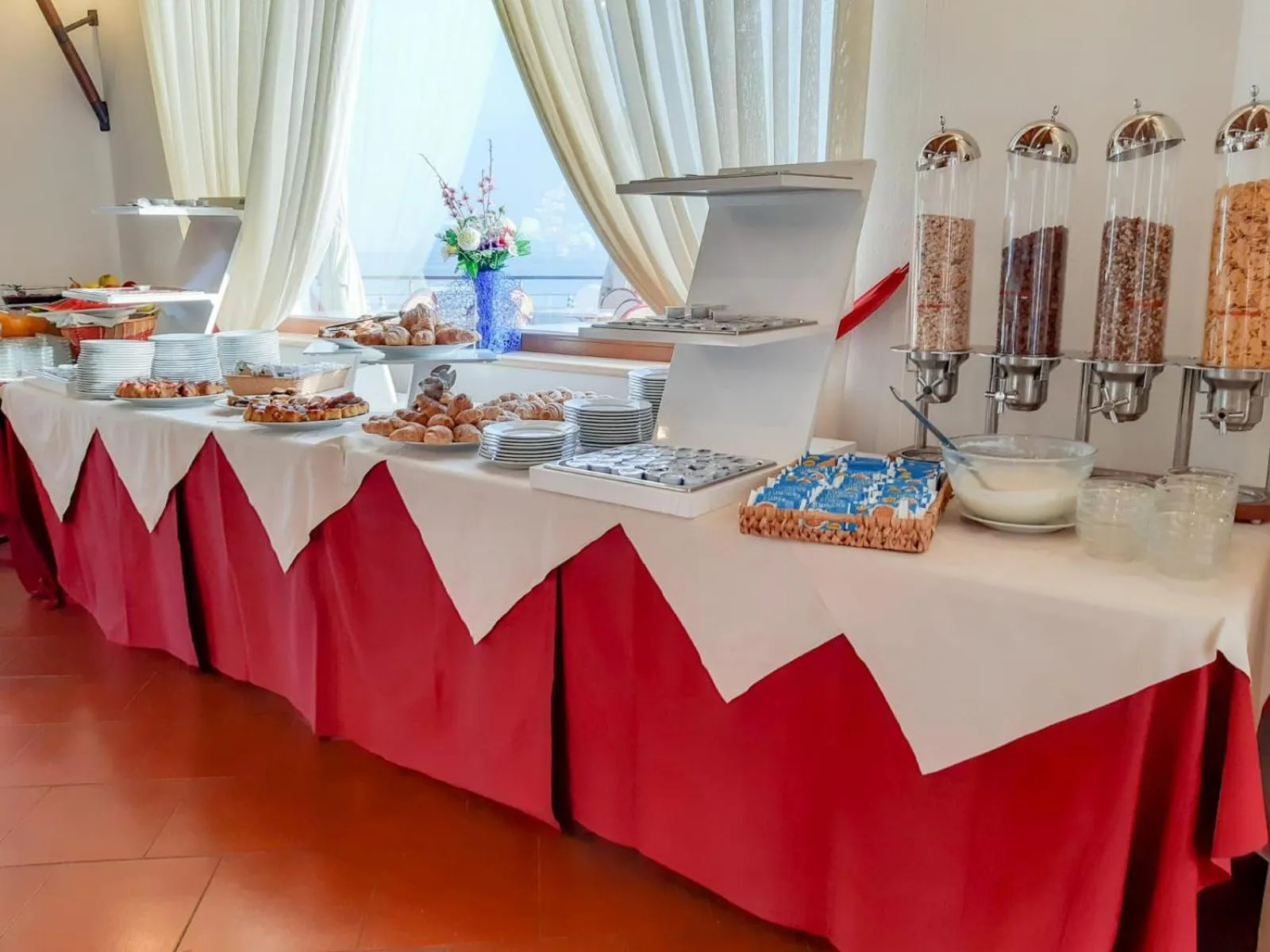 Food and drinks in Hotel Il Gabbiano Beach