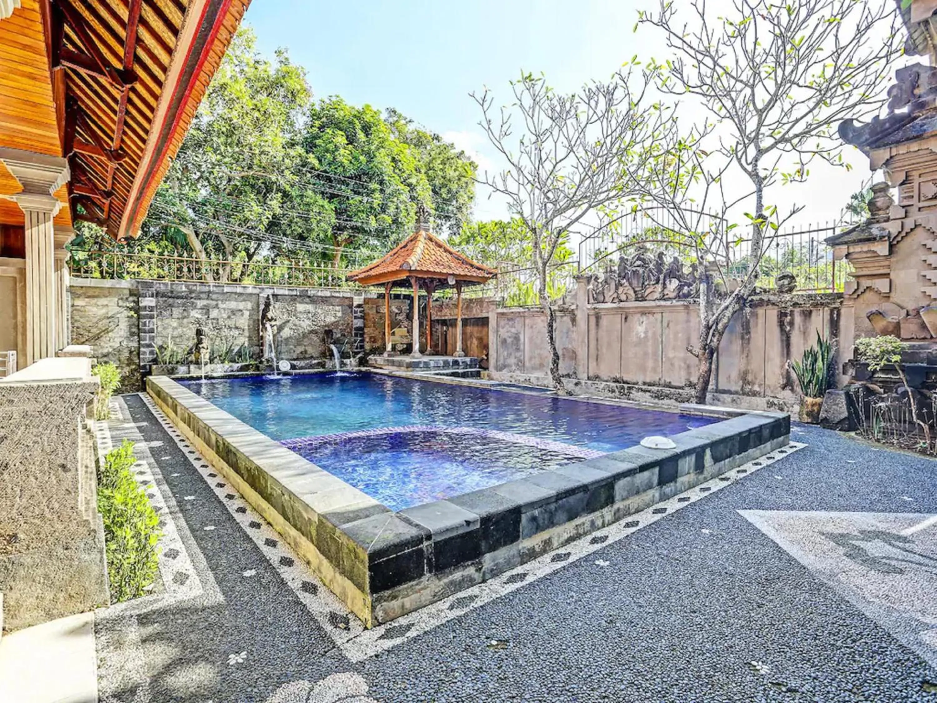 Swimming pool in OYO Collection O 91125 Puri Dewa Bharata