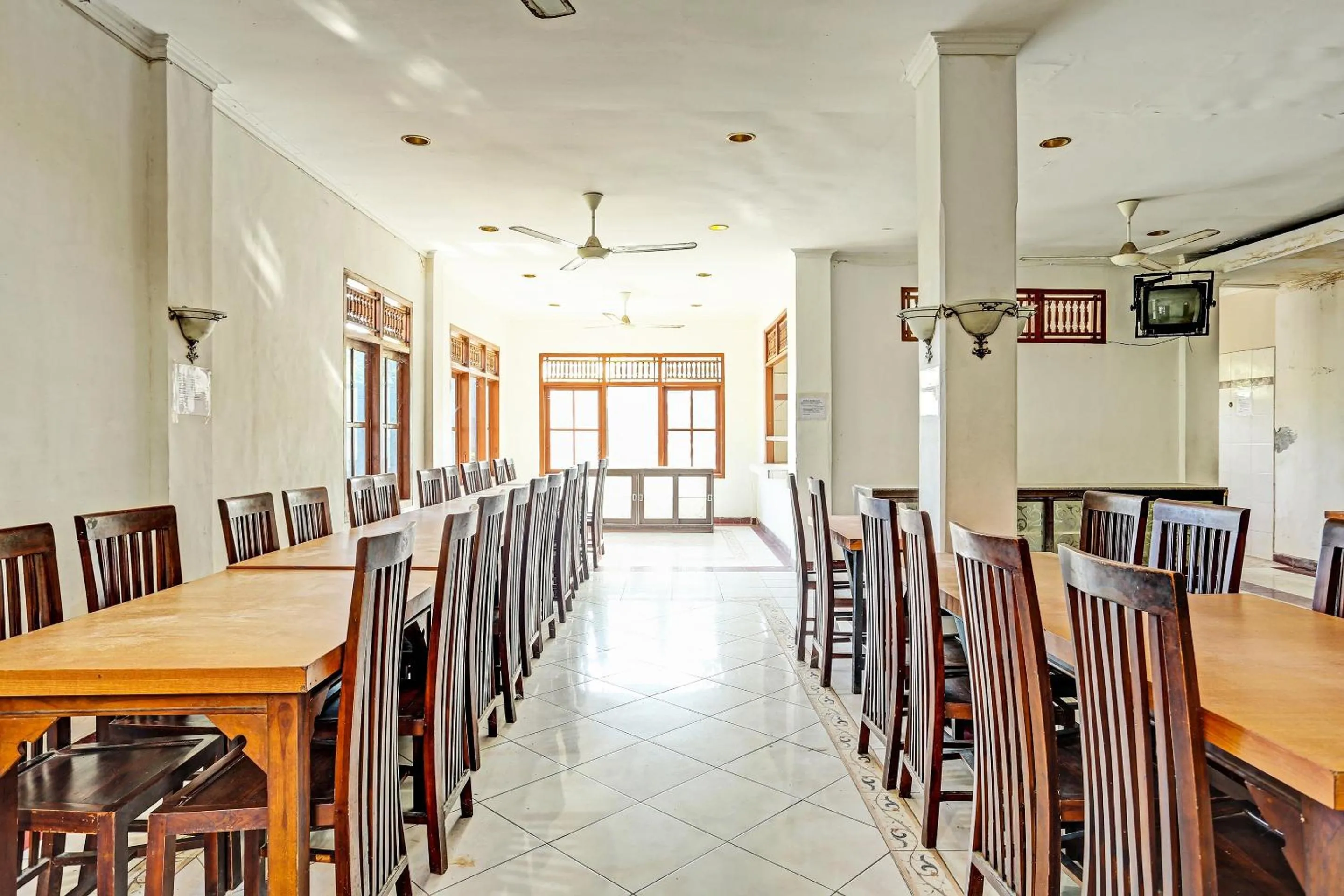Restaurant/places to eat in OYO Collection O 91125 Puri Dewa Bharata