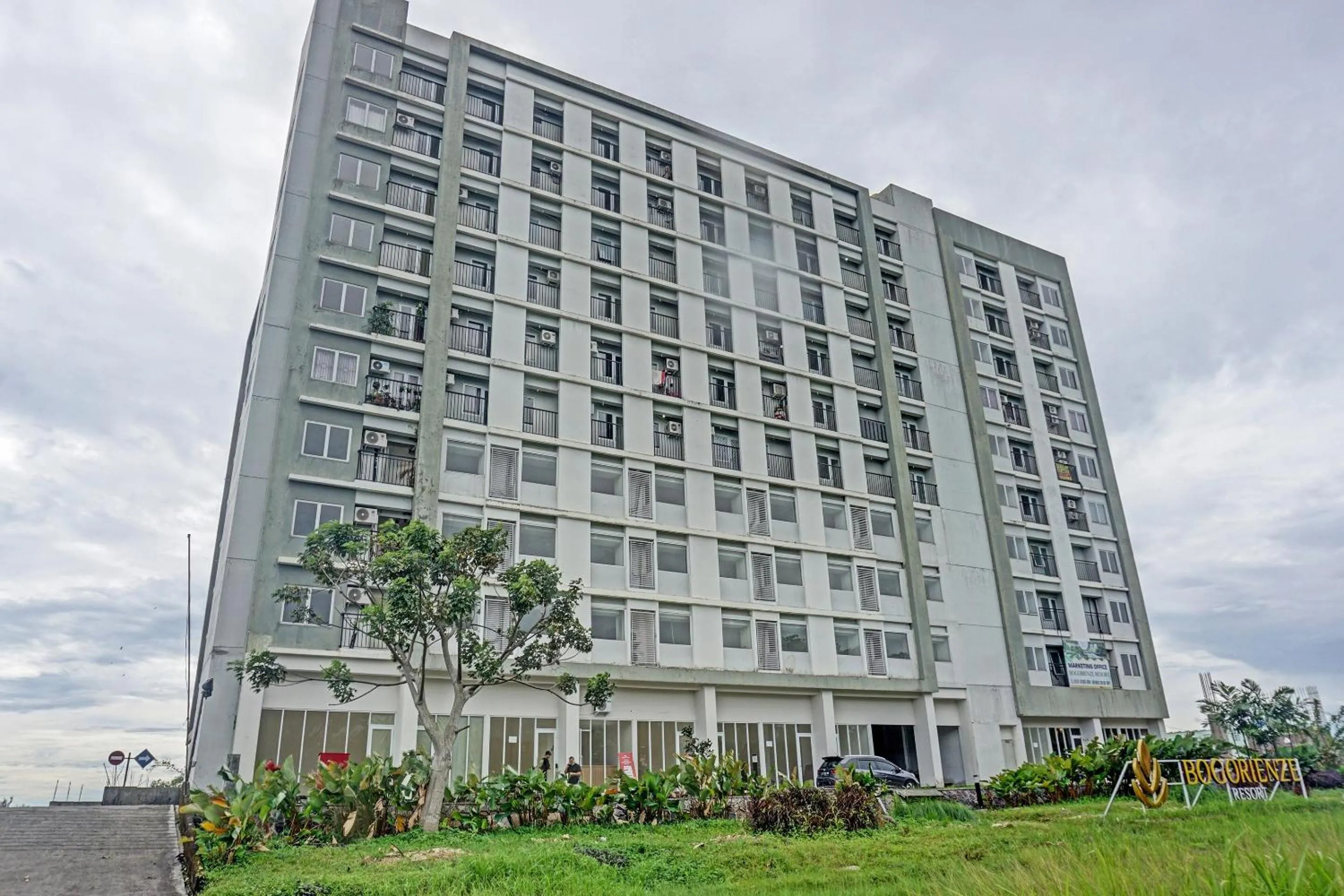Facade/entrance in Hotel O Skyland Bogorienze Apartment