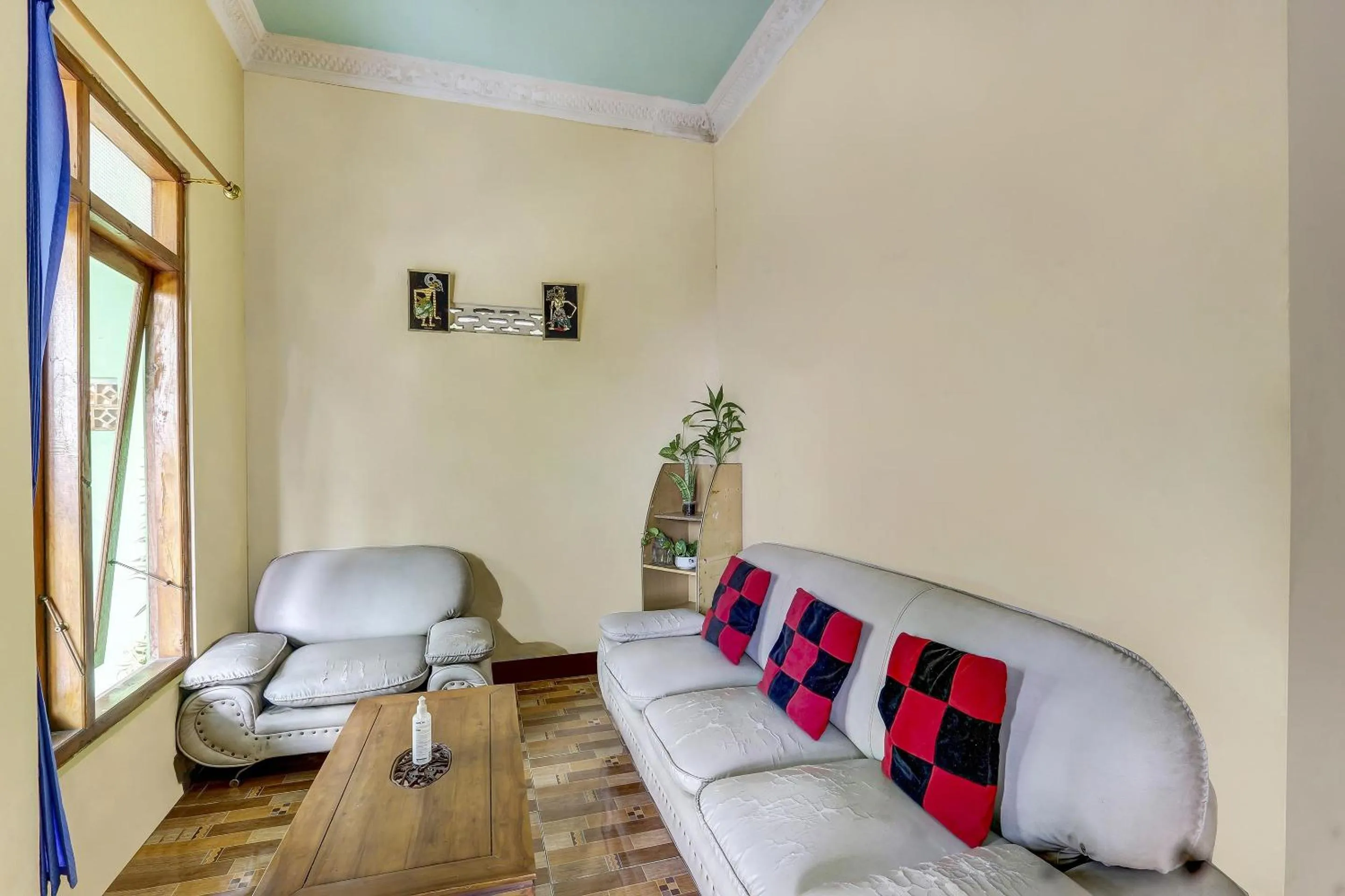 Lobby or reception in OYO Homes 91151 Desa Wisata Kreatif Perdamaian Srumbung Gunung