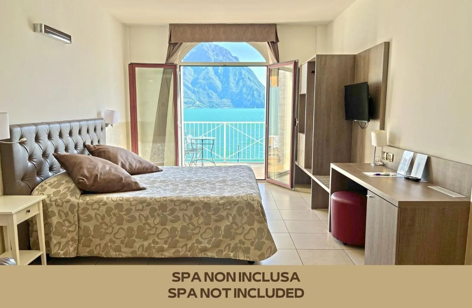 Balcony/Terrace, Bed in Hotel Lovere Resort & Spa