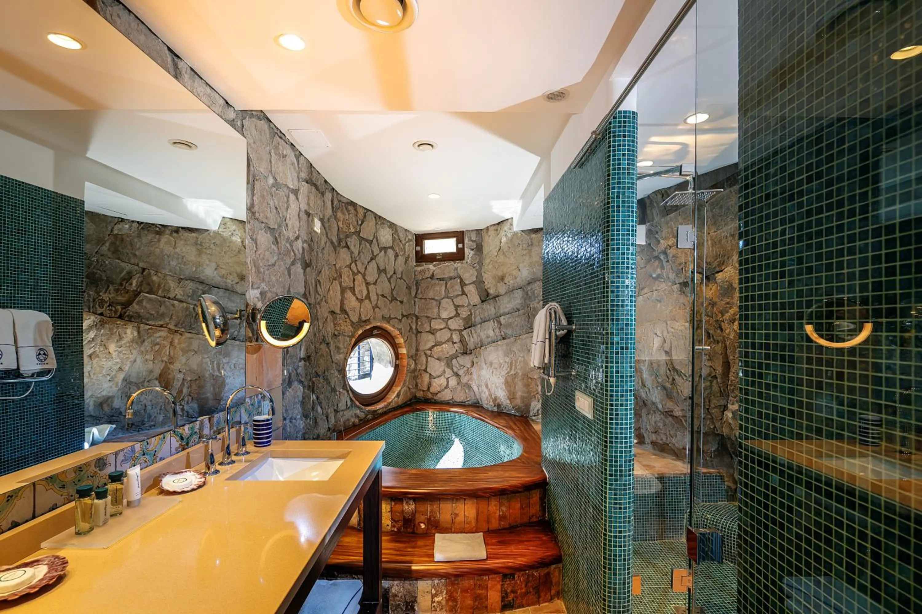Shower in Capo la Gala Hotel&Wellness