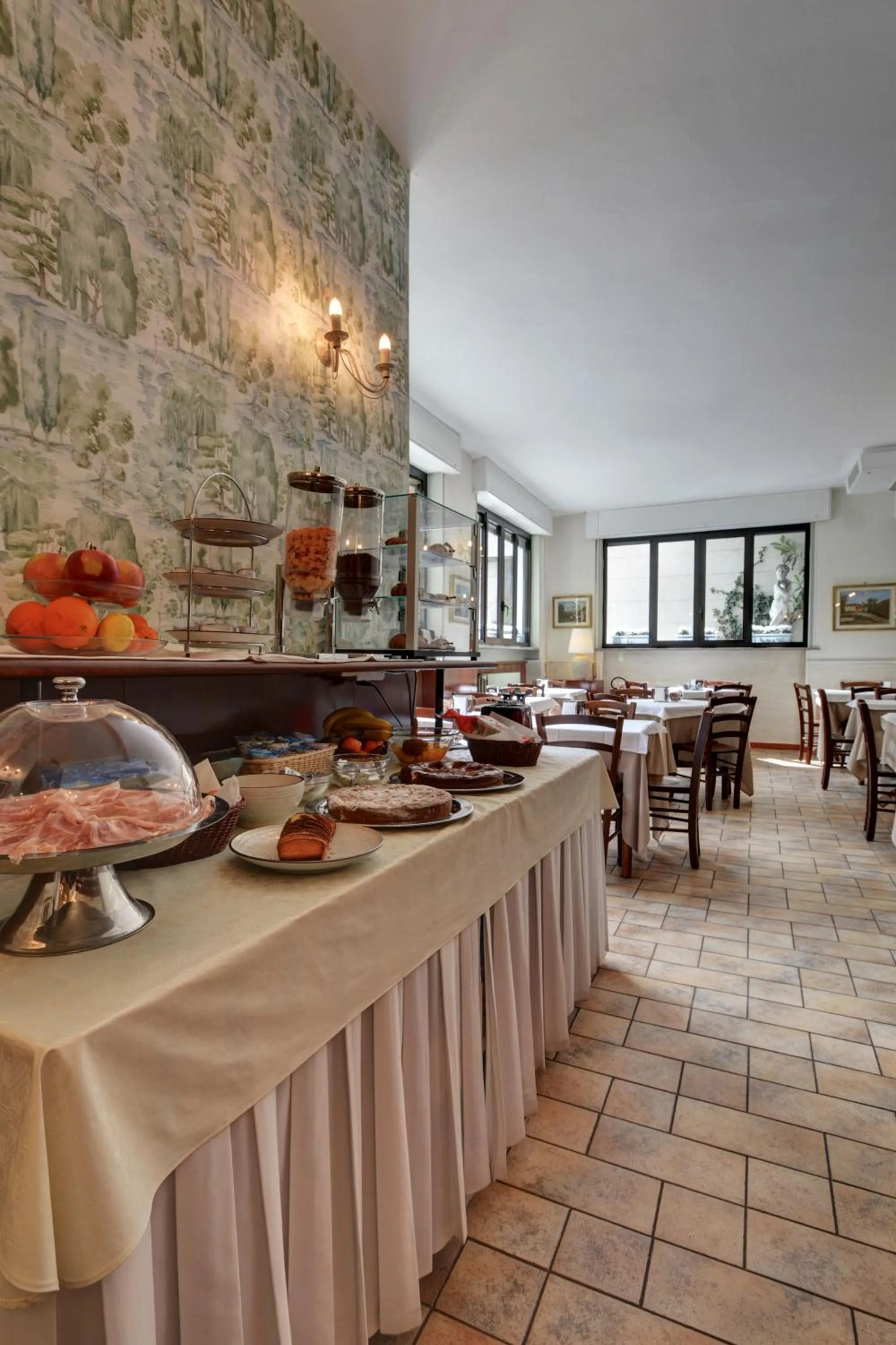 Restaurant/places to eat in Astor Hotel