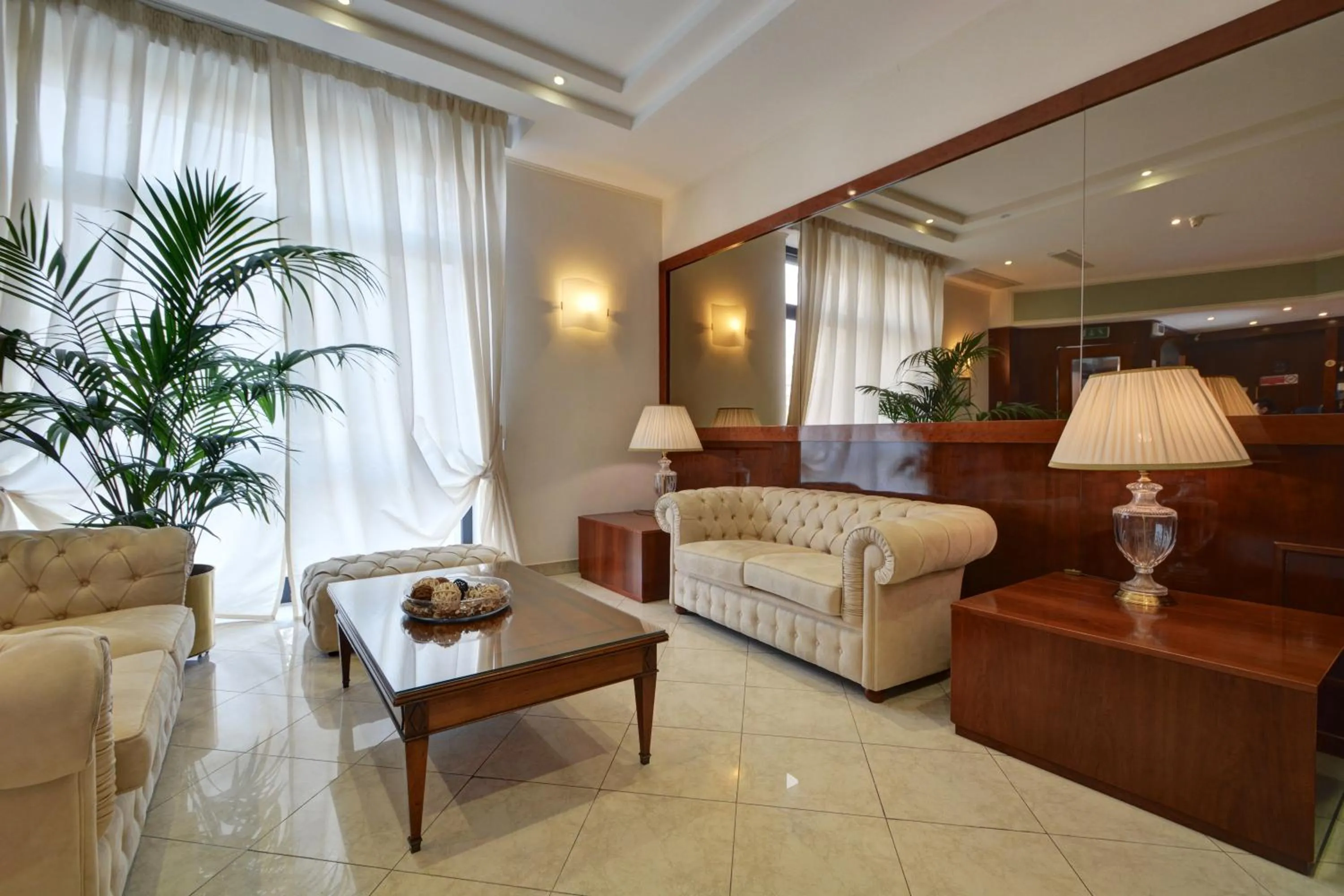 Communal lounge/ TV room in Astor Hotel