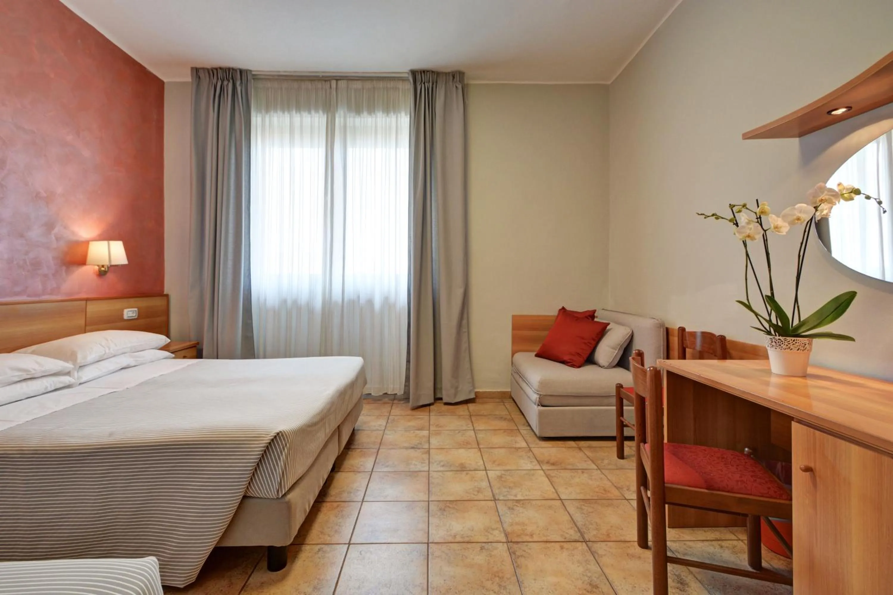 Photo of the whole room, Bed in Astor Hotel