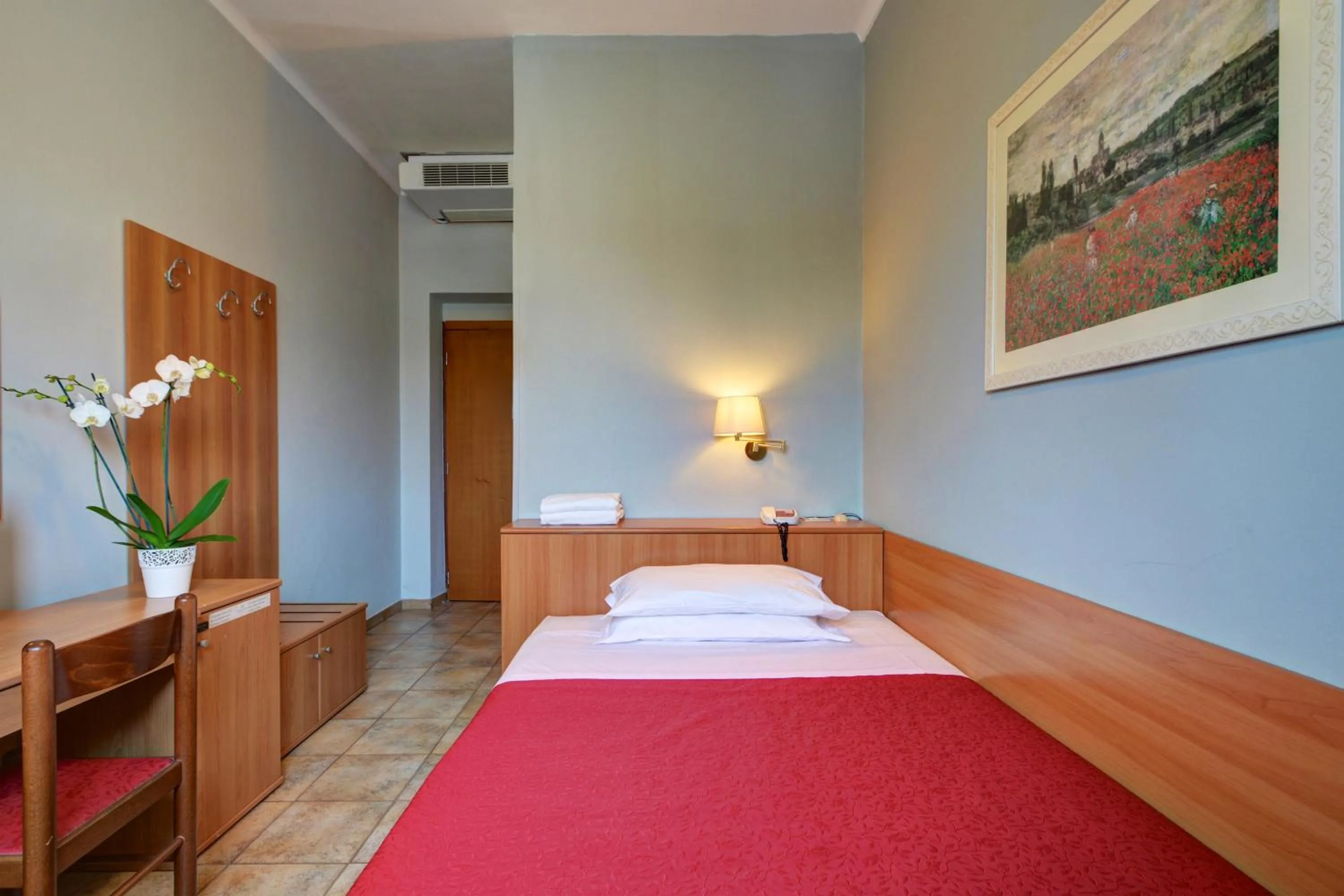 Bedroom, Bed in Astor Hotel