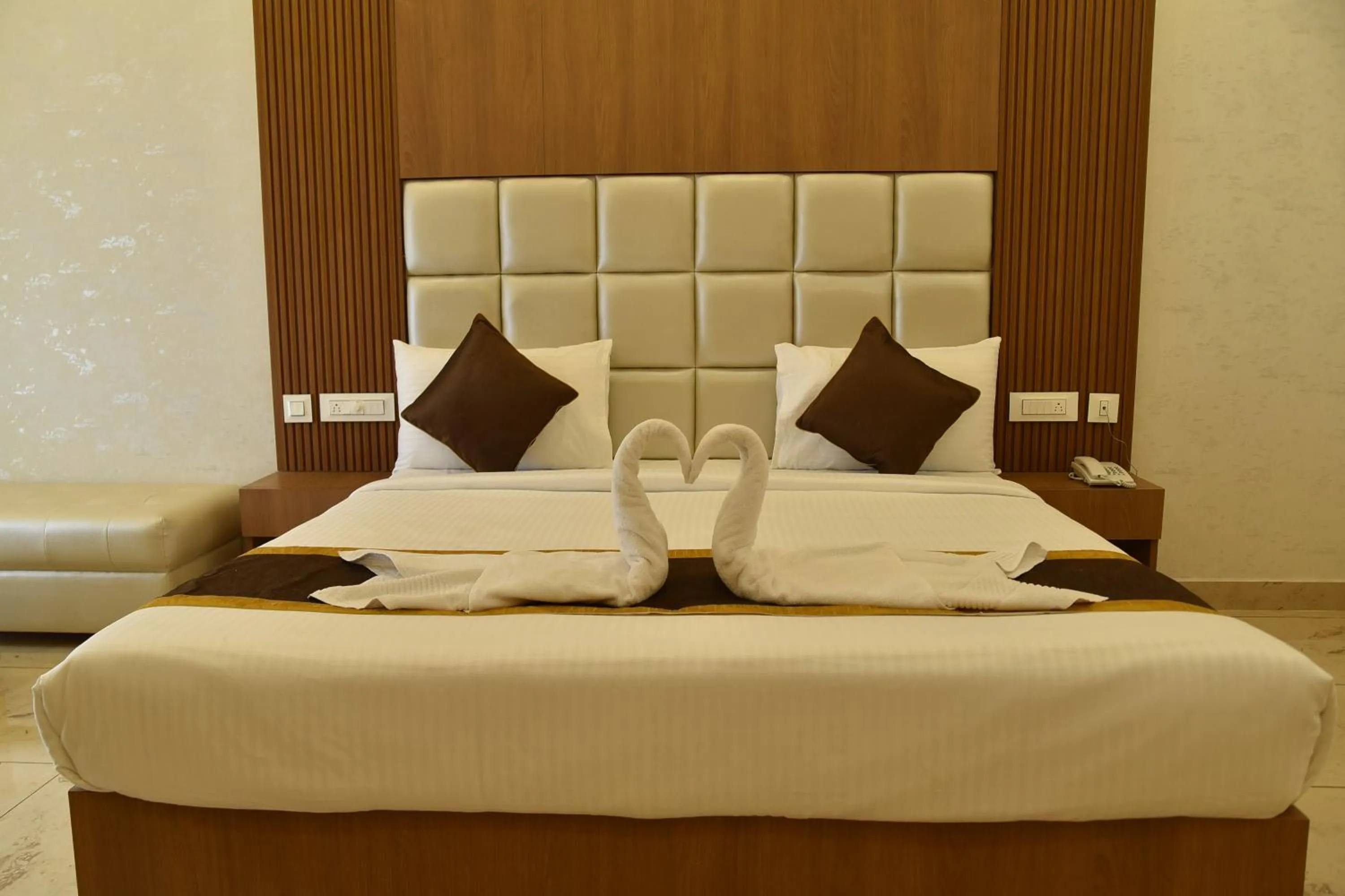 Bed in Sukhi A Luxury Stay Inn