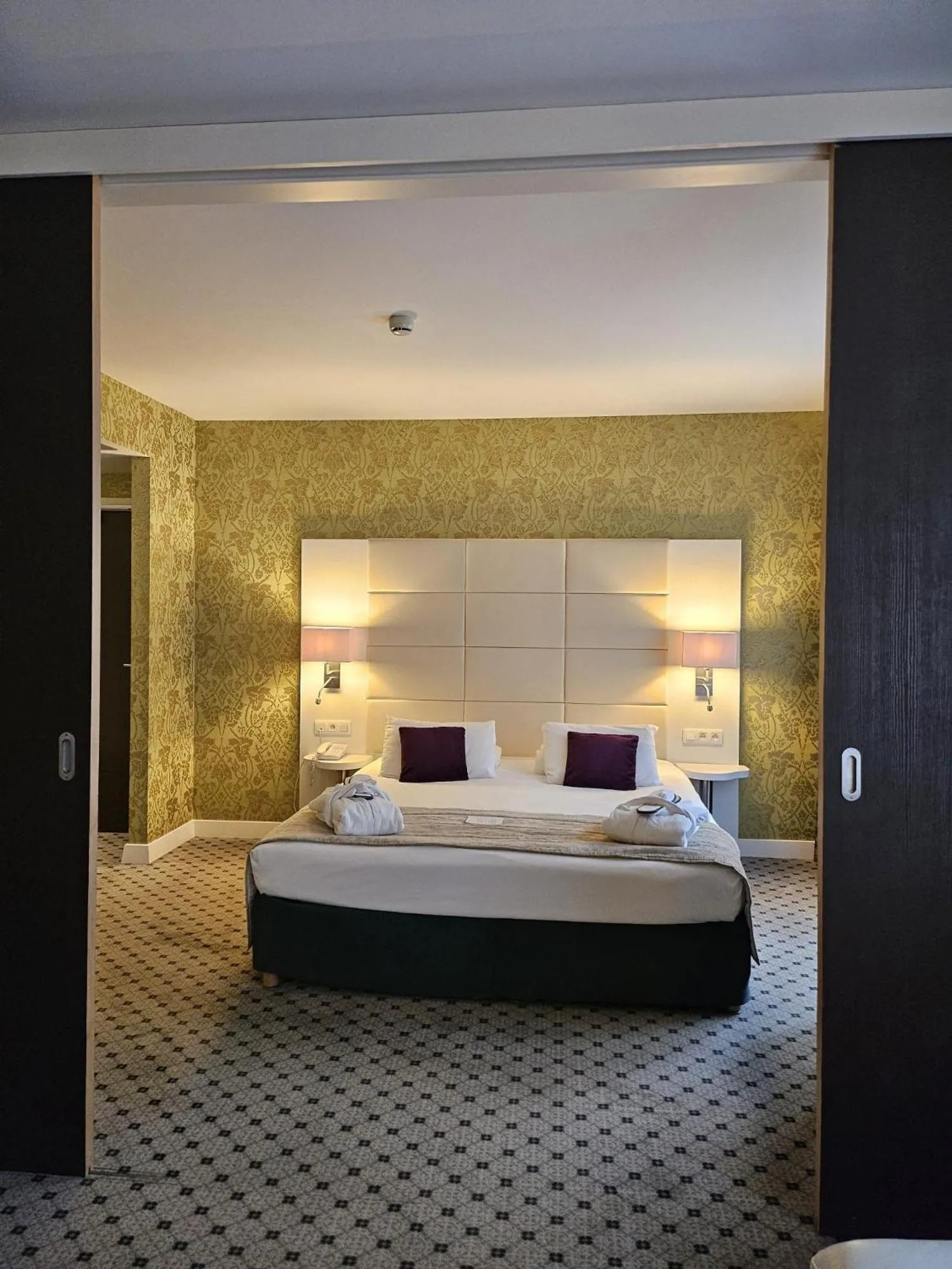 Property building, Bed in Mercure Hotel Brussels Centre Midi