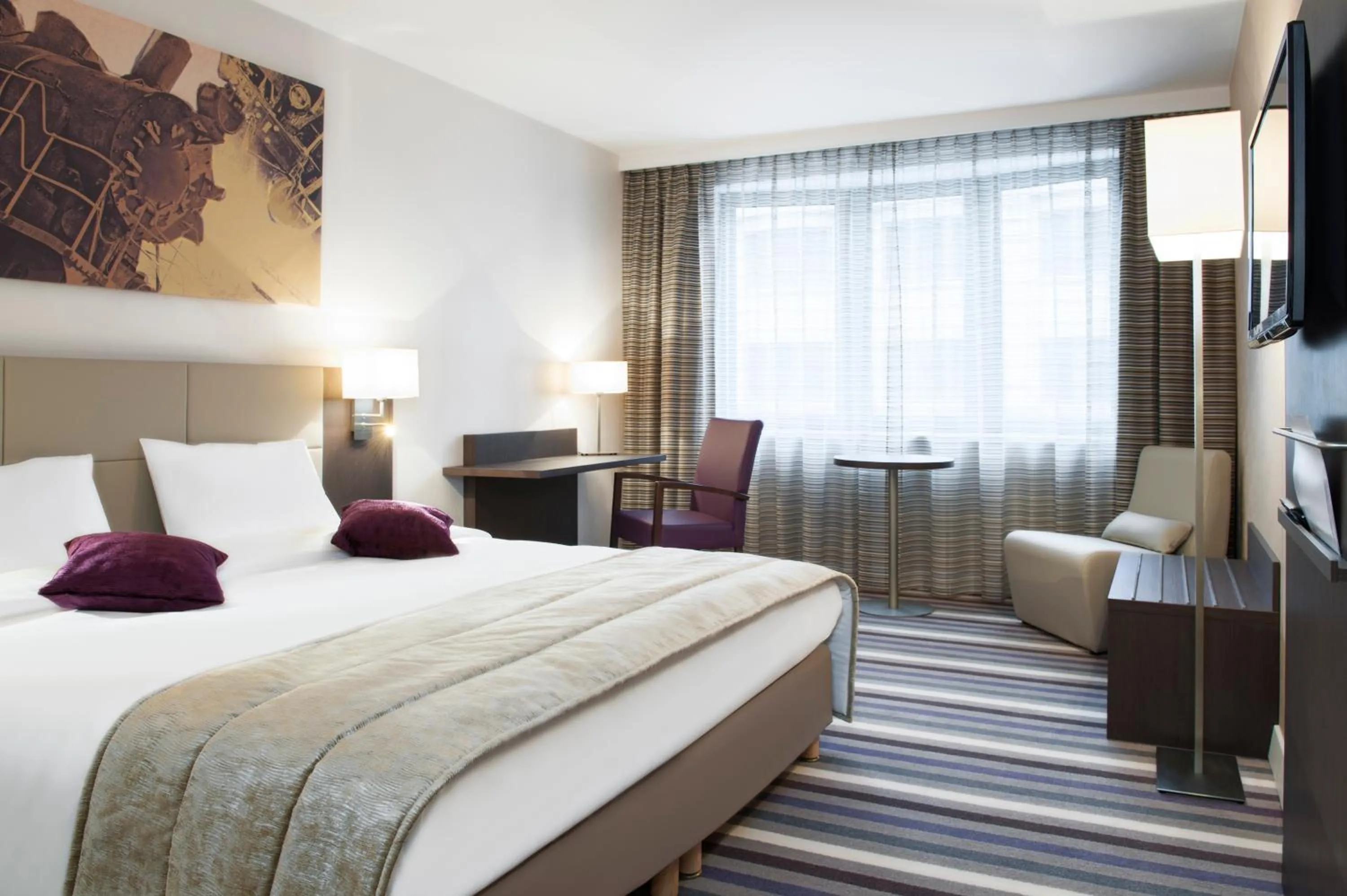 Bed in Mercure Hotel Brussels Centre Midi