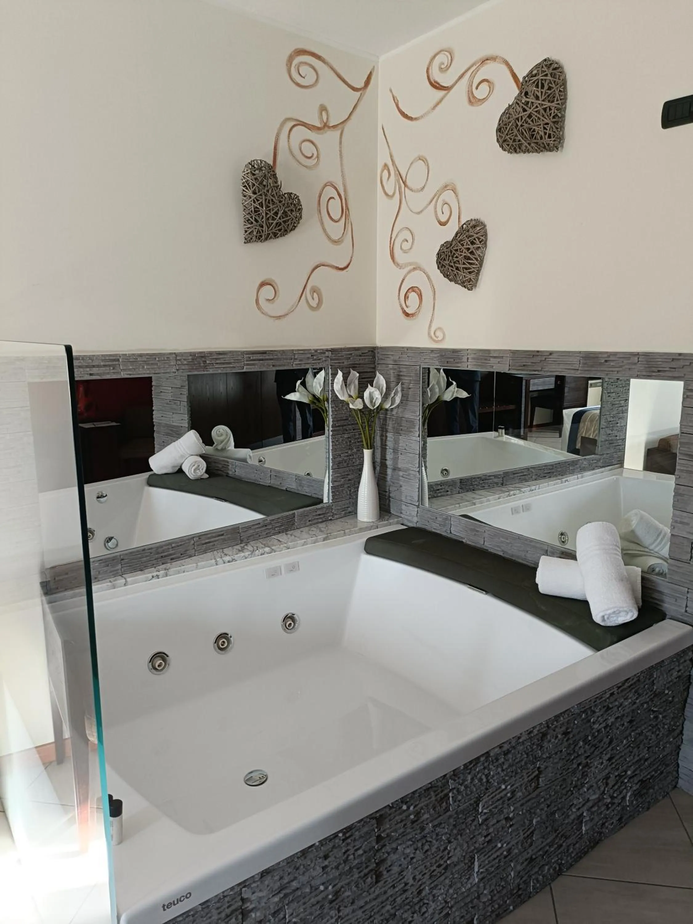 Hot Tub in Green Hotel Ninfa