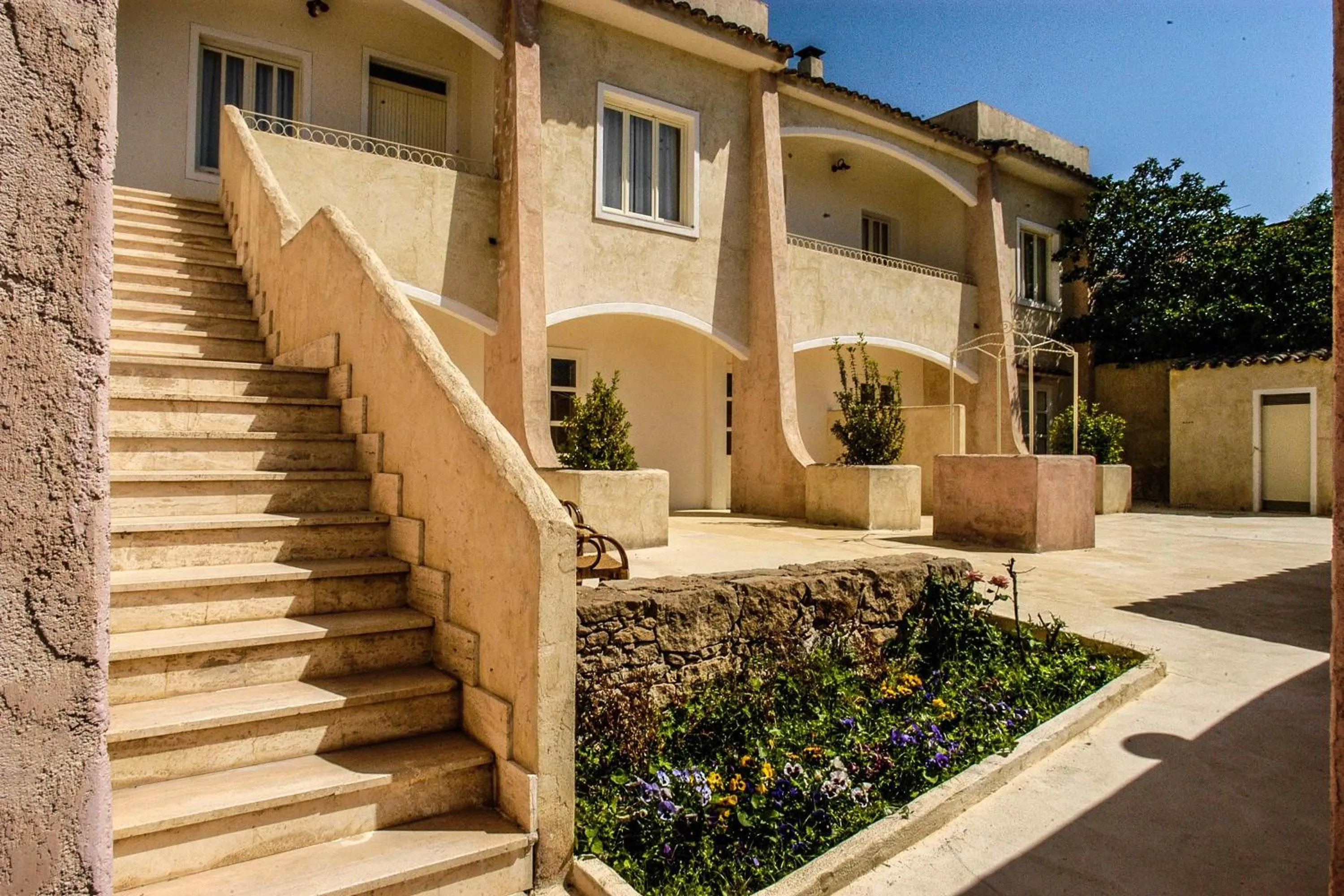 Property building in Omu Axiu