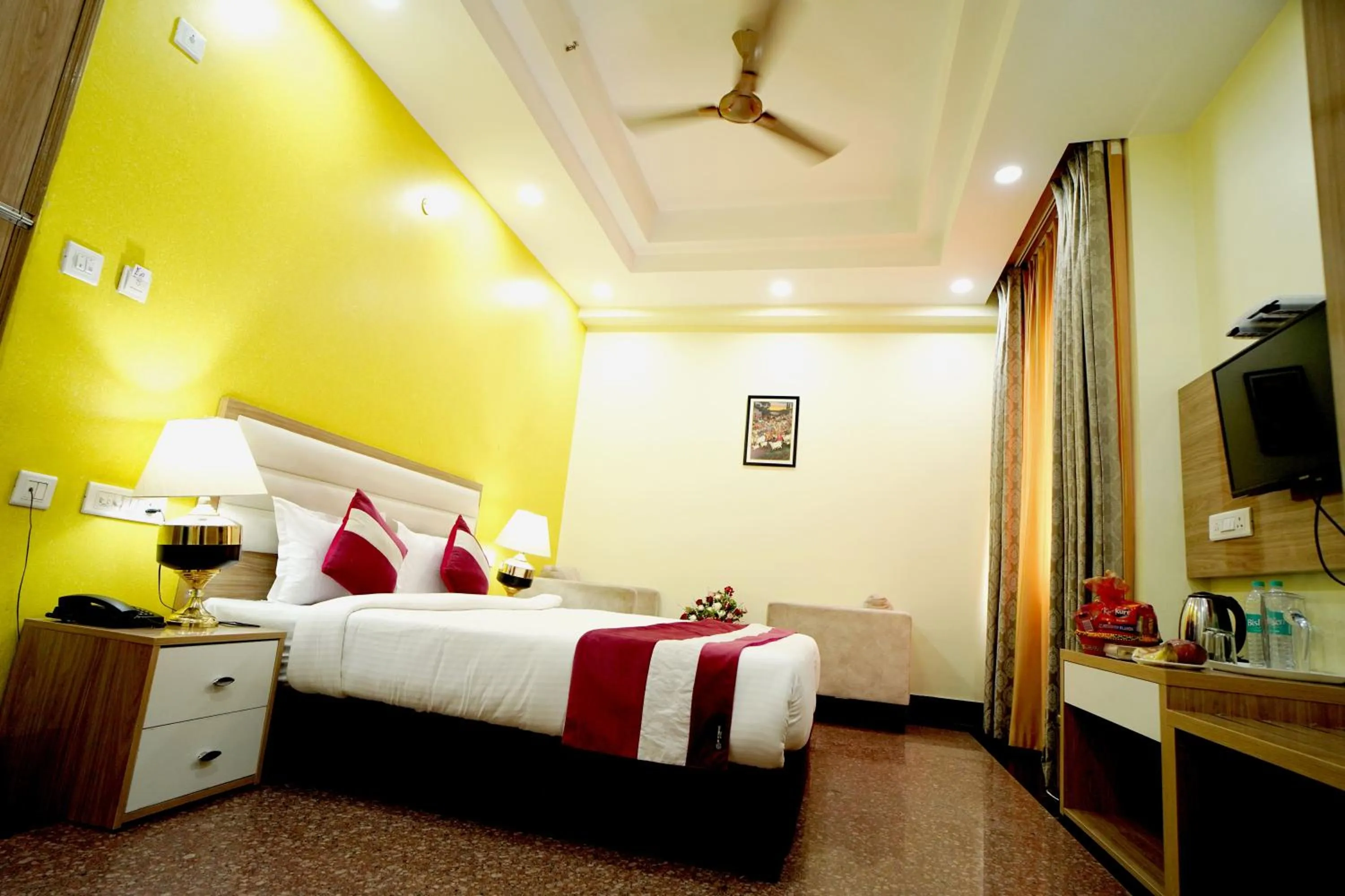 TV and multimedia, Bed in Hotel SKS Grand Palace-Vrindāvan