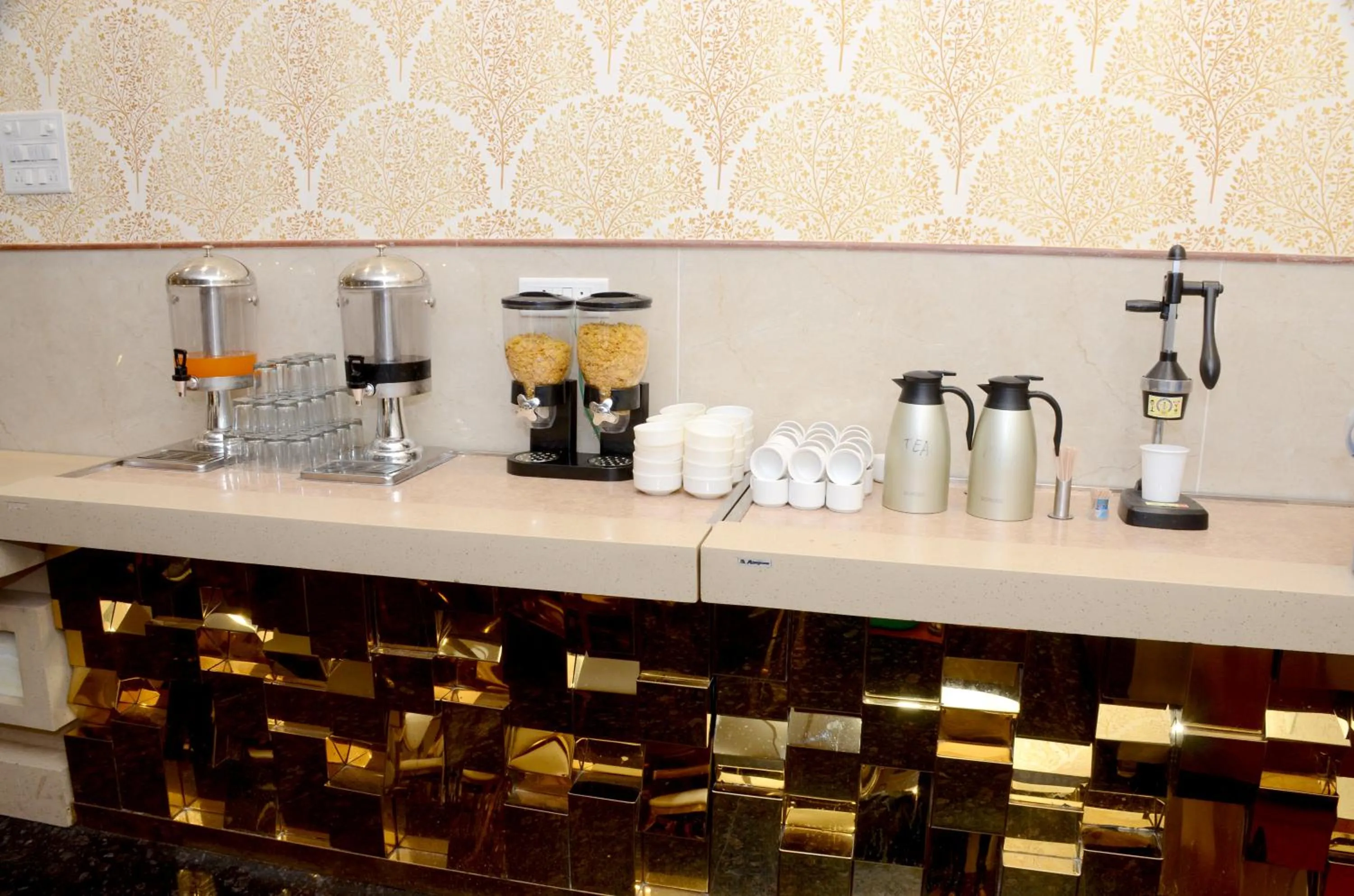 Coffee/tea facilities in Hotel SKS Grand Palace-Vrindāvan