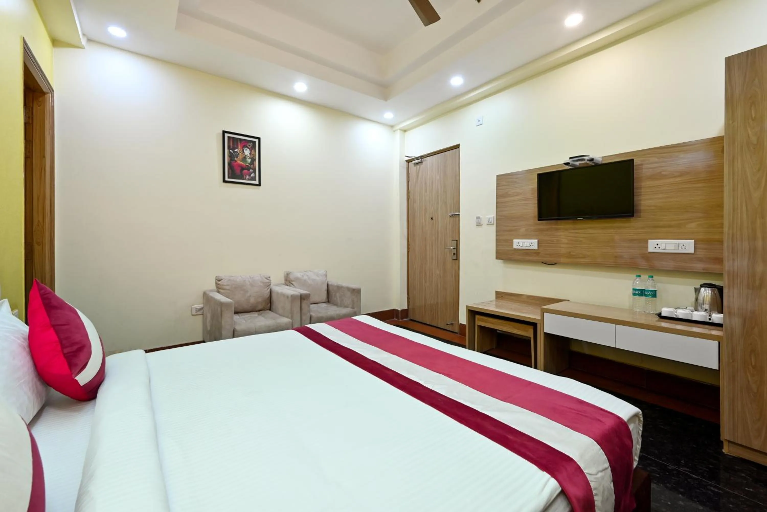 Bedroom, Bed in Hotel SKS Grand Palace-Vrindāvan