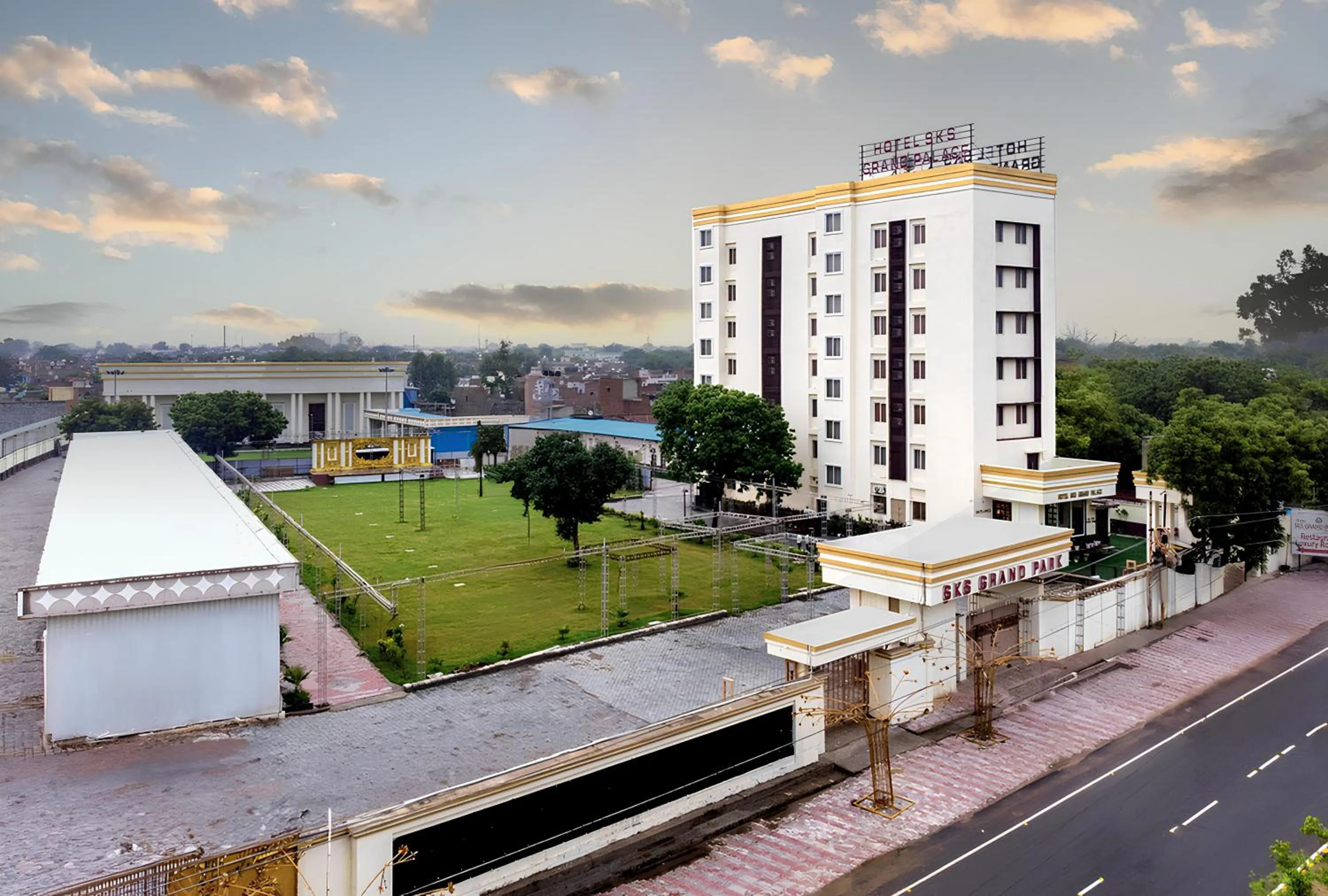 Property building in Hotel SKS Grand Palace-Vrindāvan