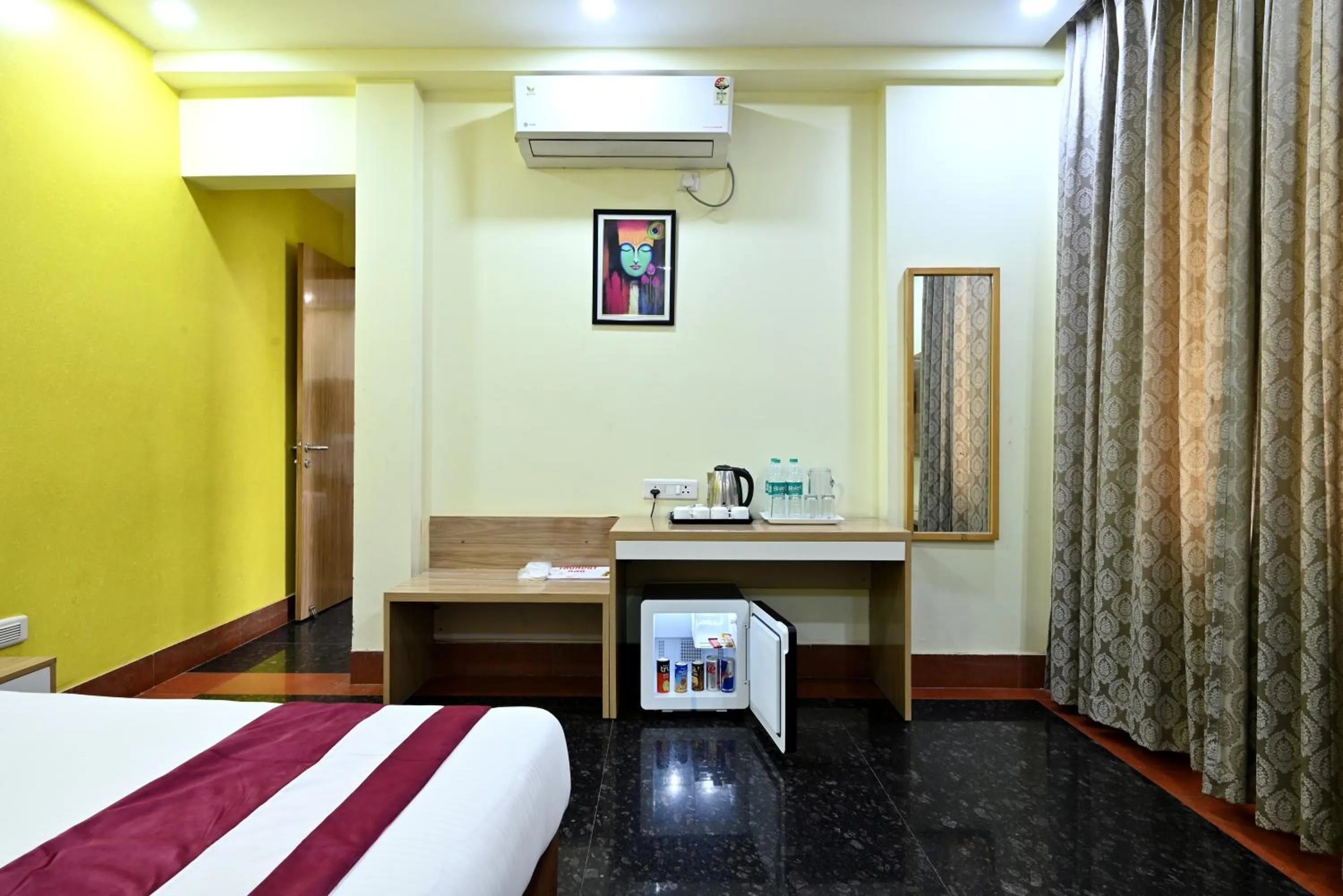 Bedroom, Bed in Hotel SKS Grand Palace-Vrindāvan