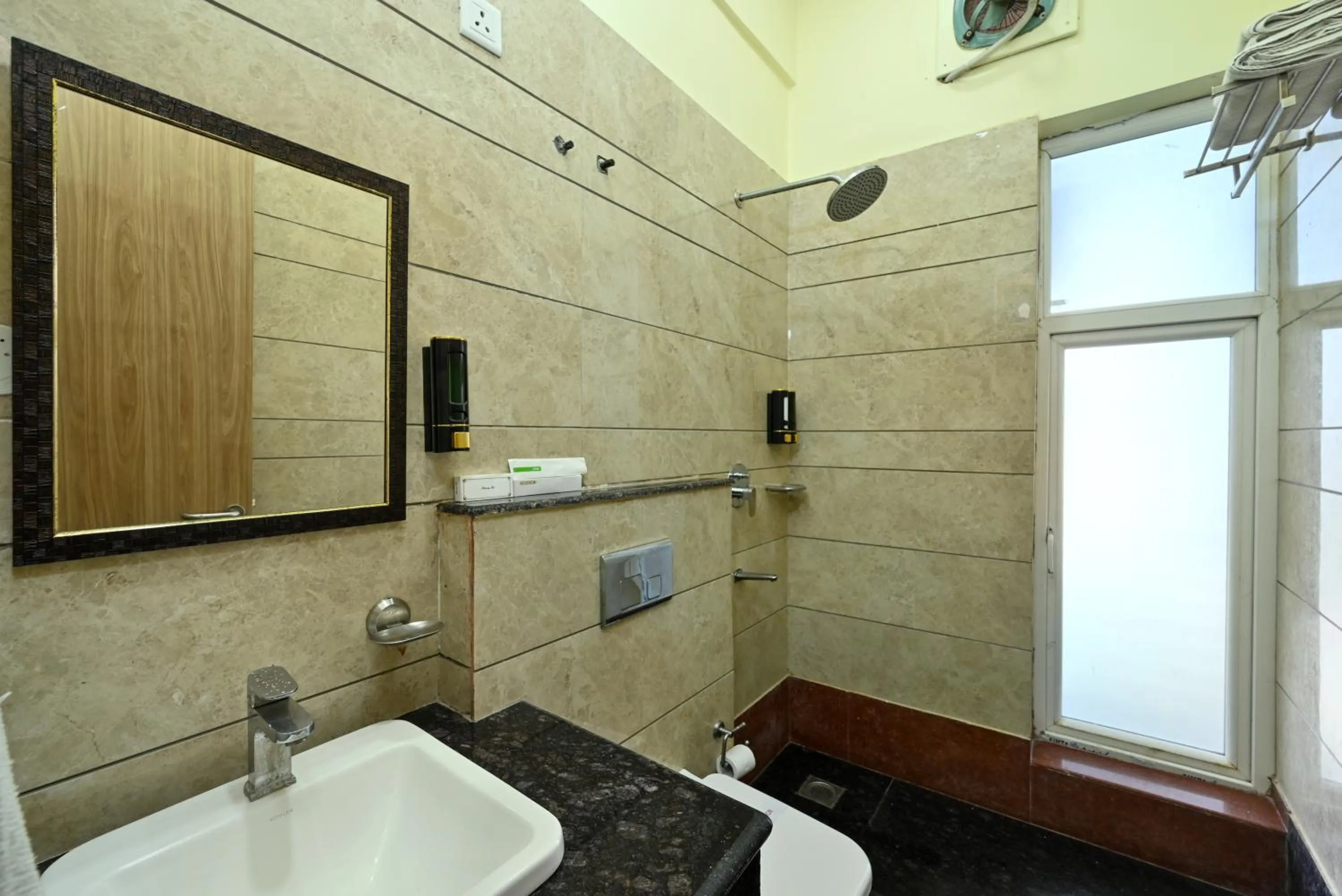 Bathroom in Hotel SKS Grand Palace-Vrindāvan