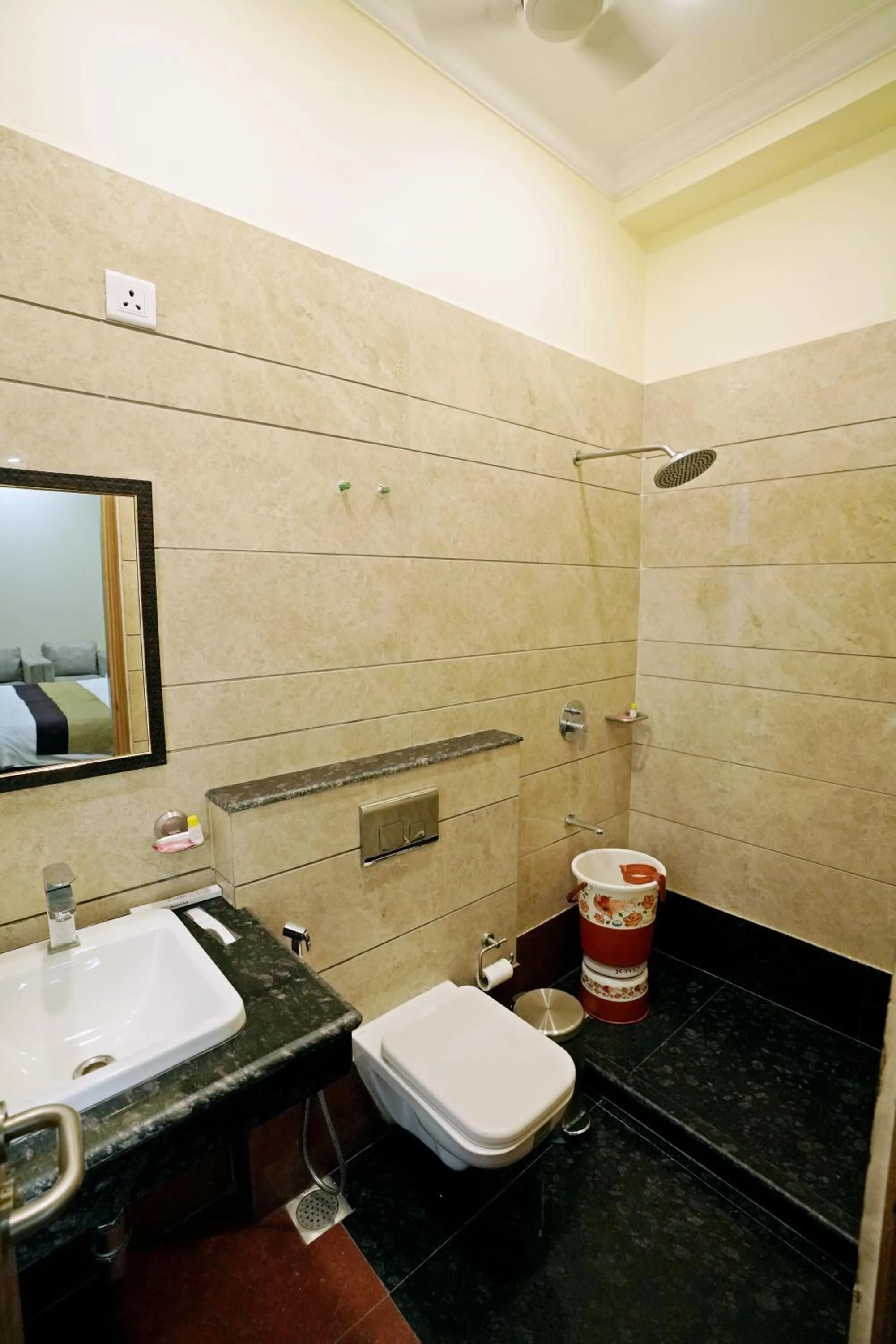 Shower in Hotel SKS Grand Palace-Vrindāvan